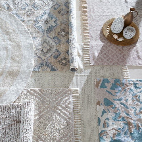 Ensemble de tapis décoratifs aux tons pastel avec motifs géométriques et floraux, matériaux doux