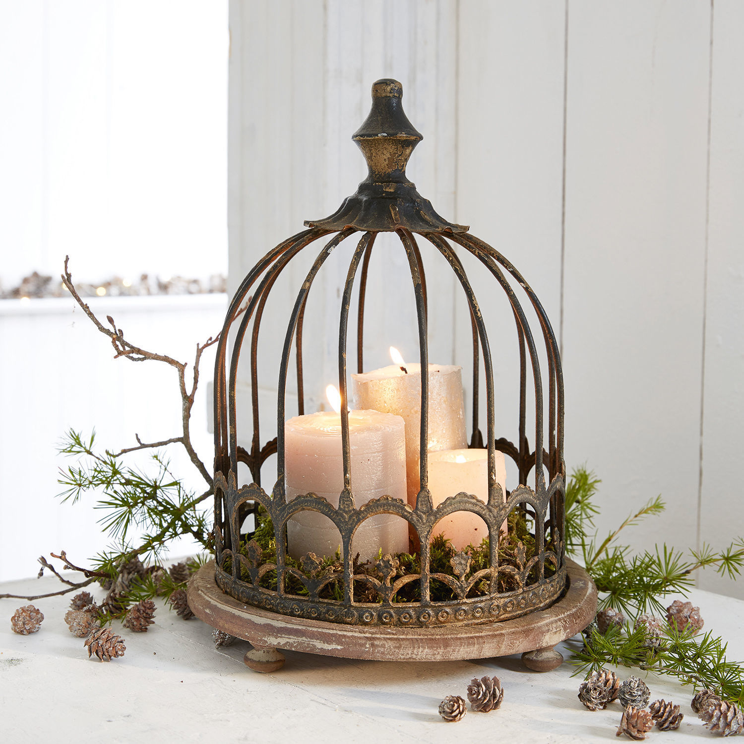Cloche Saliers Cage décorative en métal style vintage avec trois bougies blanches et branches vertes