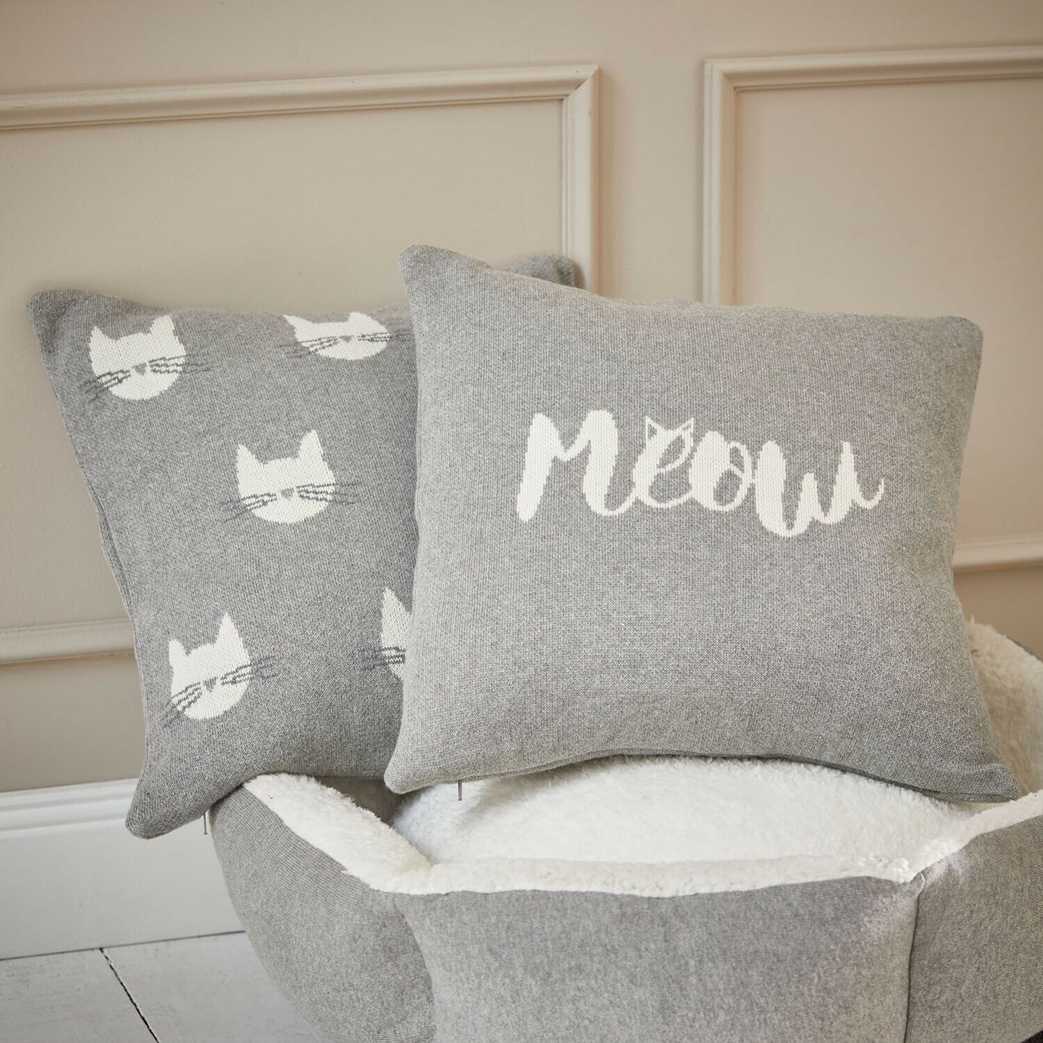 Lot de 2 housses de coussins Solviana Coussins gris avec inscription blanche meow et motifs de chats sur un panier douillet pour animaux