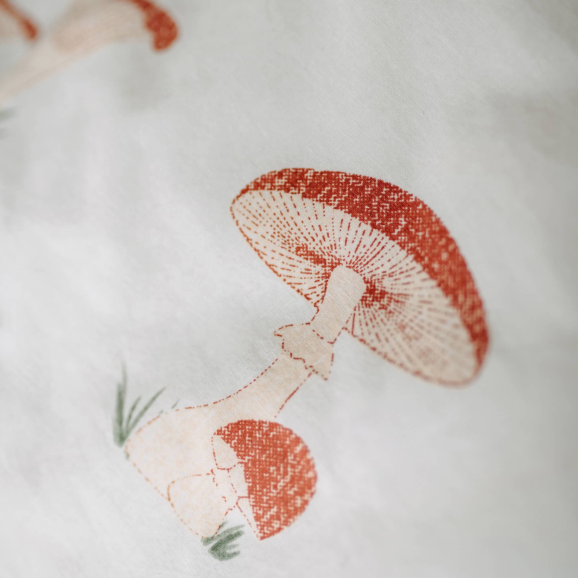 Tissu blanc avec imprimé de champignons rouges, tissu décoratif doux pour la maison