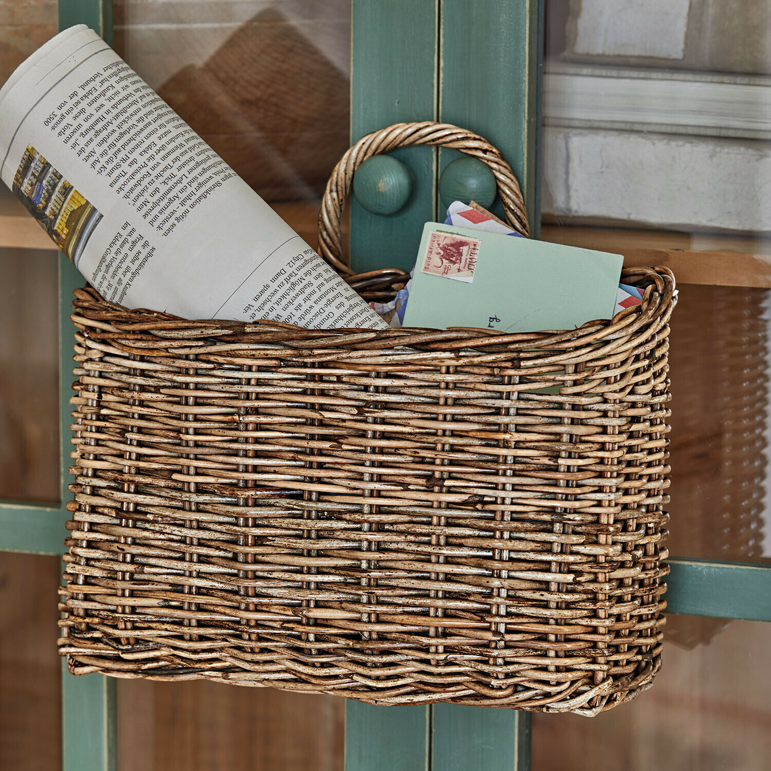 Panier suspendu Chantivelle Panier en osier naturel pour courrier et journaux accroché à une porte verte