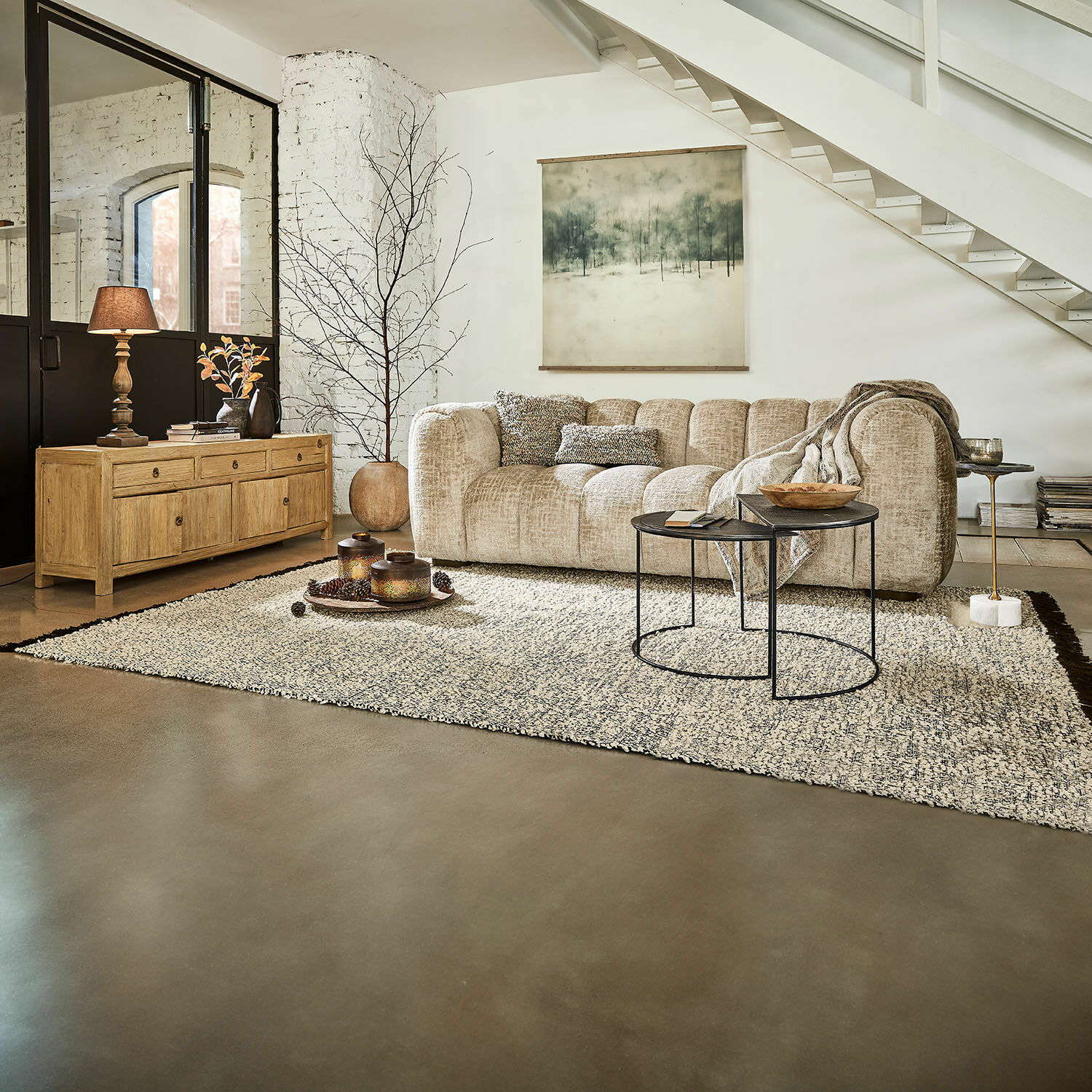 Canapé d'angle beige en tissu doux dans un salon moderne avec tapis et buffet en bois clair
