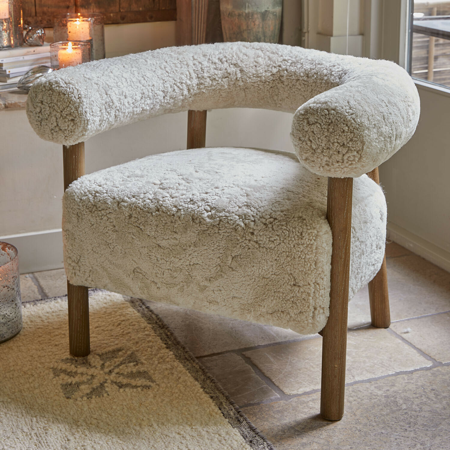 Fauteuil beige clair en tissu doux avec pieds en bois pour un salon confortable