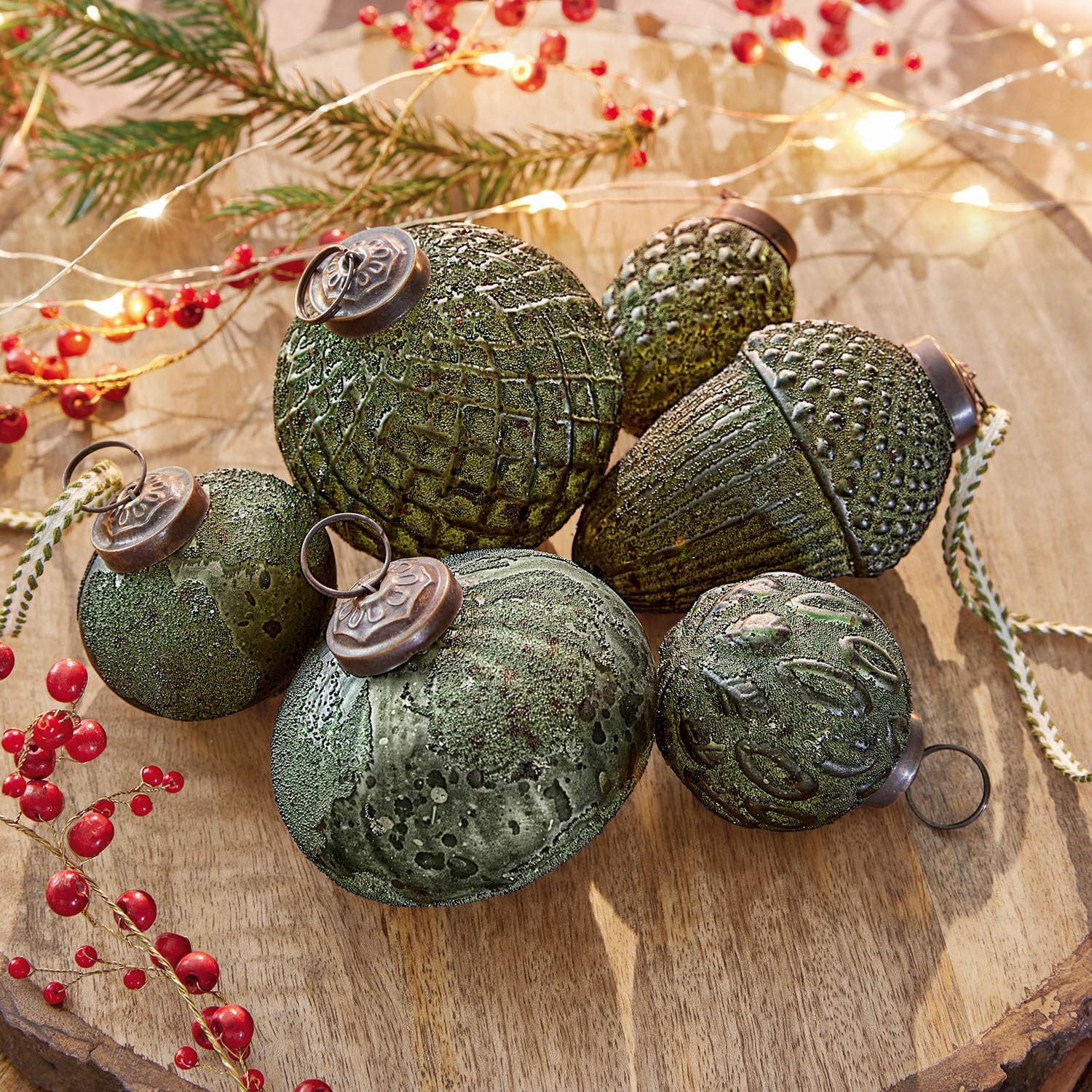 Lot de 6 décorations de Noël Lento Ensemble de décorations de Noël vertes texturées avec attaches métalliques sur fond en bois
