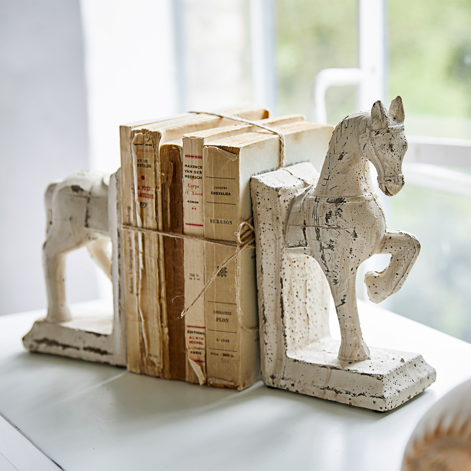 Lot de 2 serre-livres Horses Serre-livres en céramique blanche en forme de chevaux avec livres anciens usés sur une table