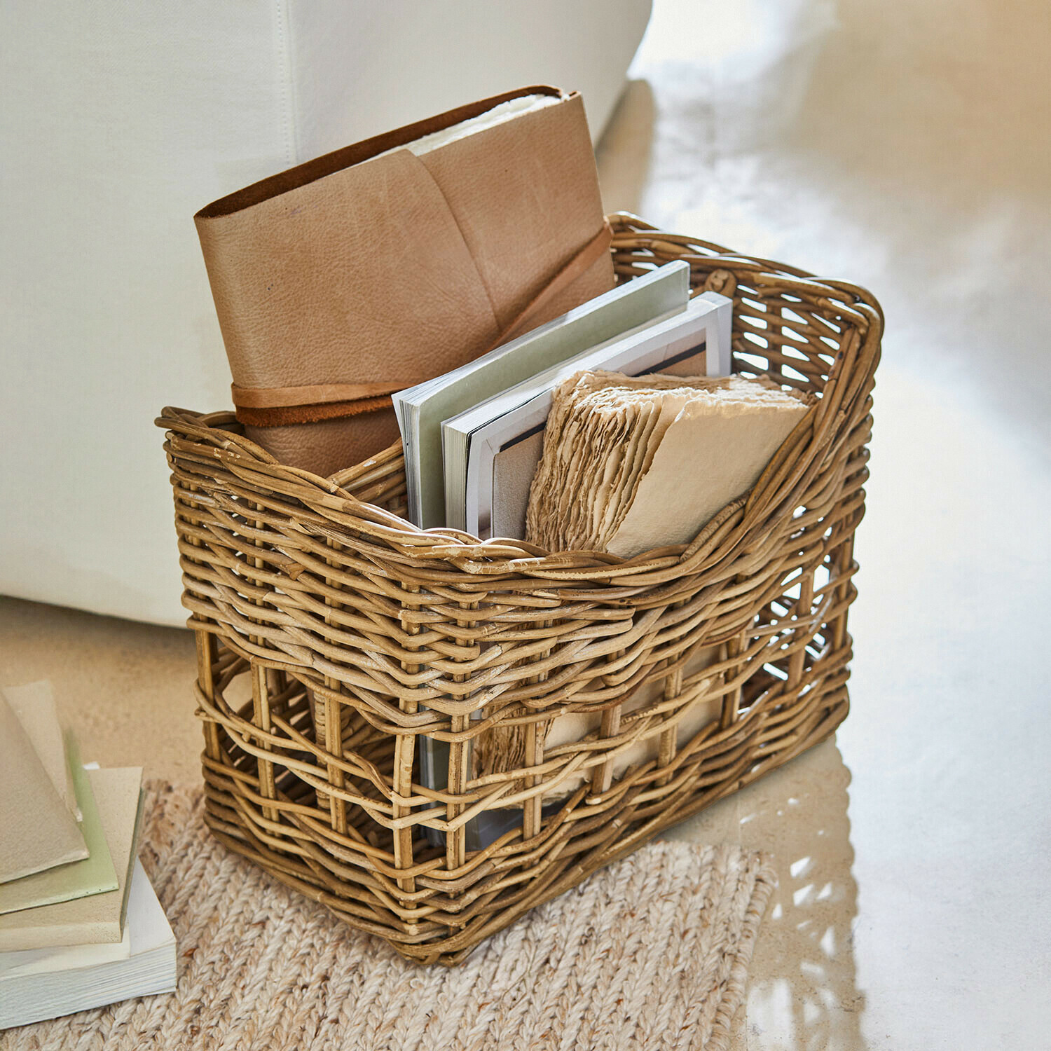Panier porte-revues Couverne Panier en osier naturel avec livres et carnet en cuir marron, rangement pratique pour la maison