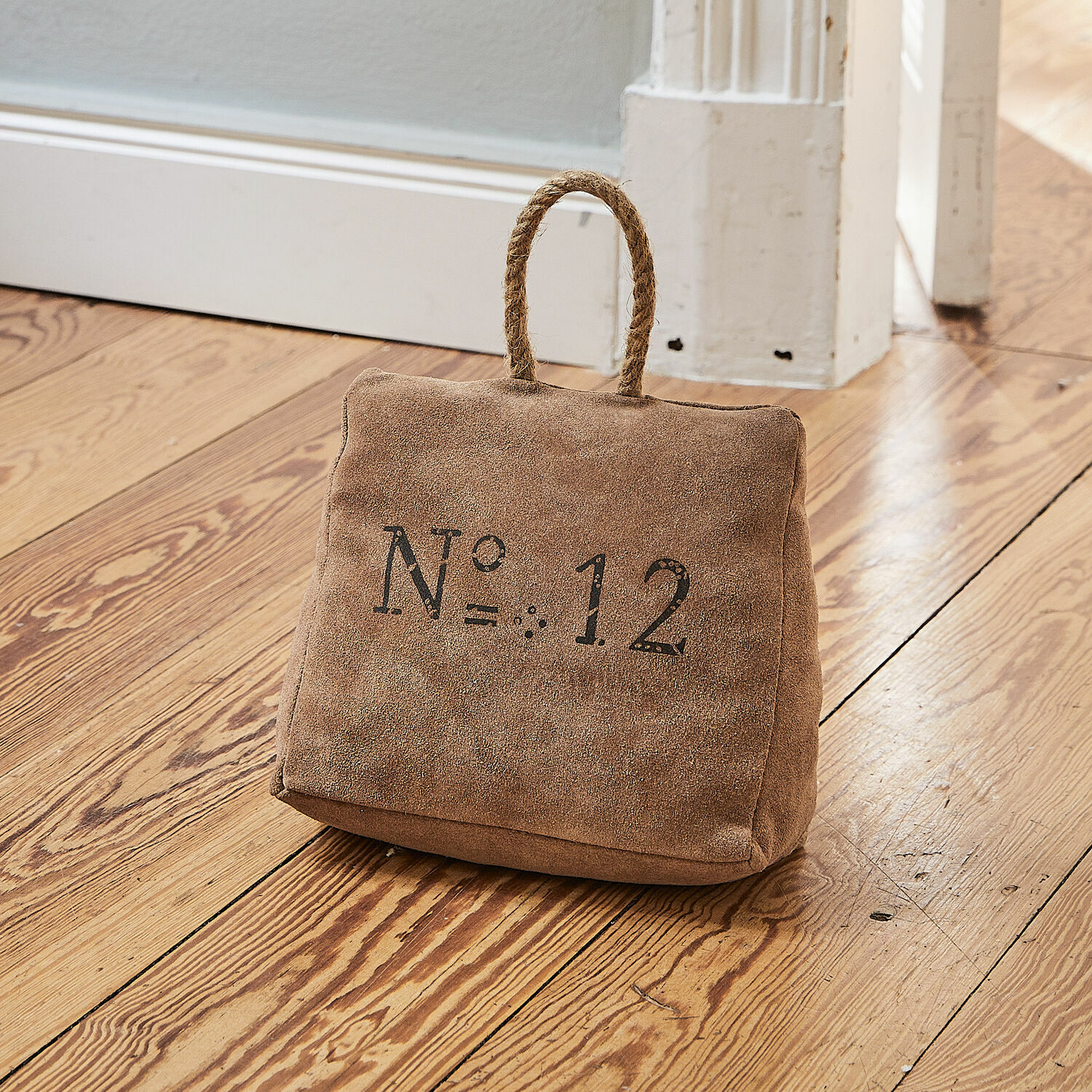 Bloque-porte Cardington Butée de porte en daim marron avec poignée en corde et inscription numéro 12 sur parquet en bois