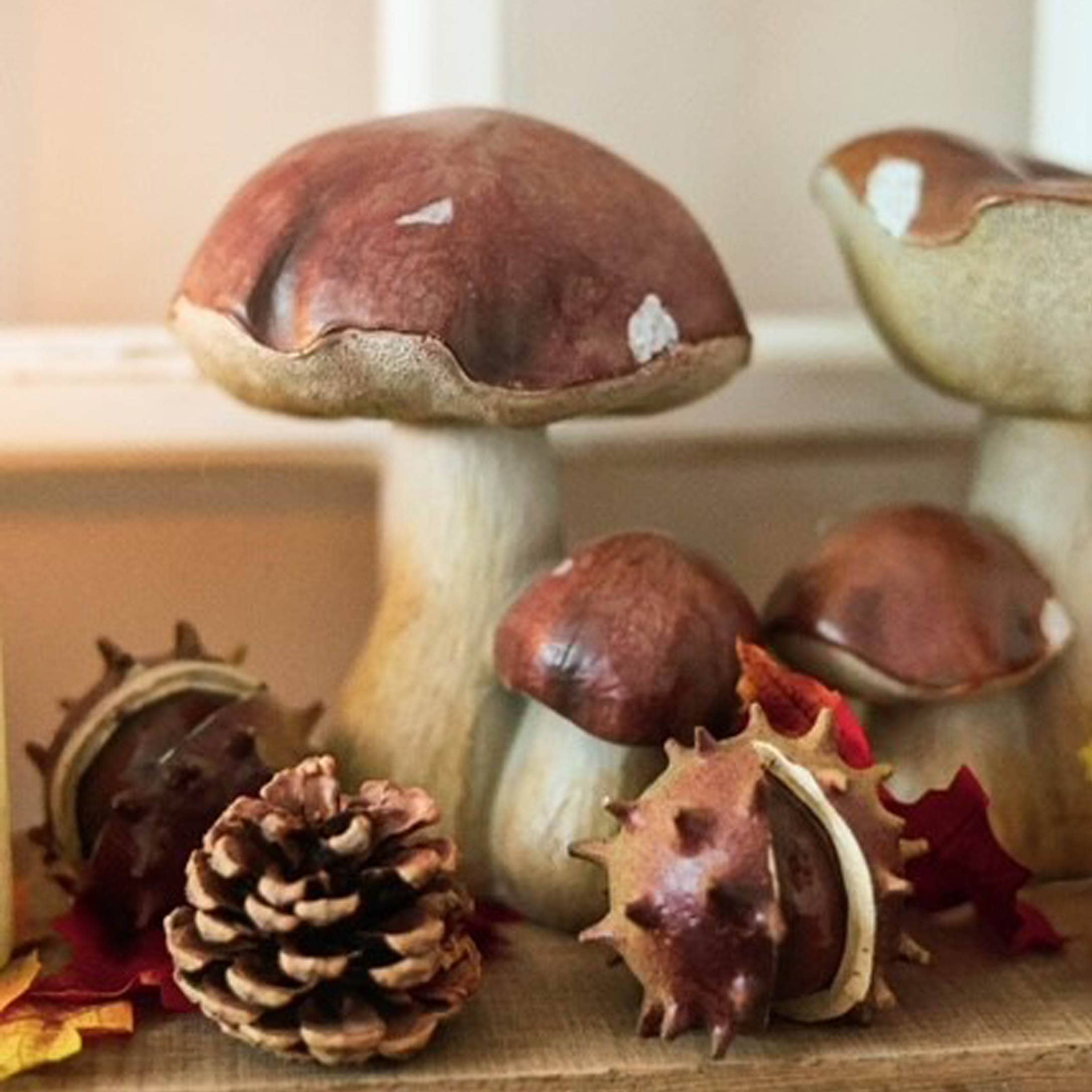 Champignons décoratifs en céramique marron et beige avec pomme de pin et marrons pour décoration automnale
