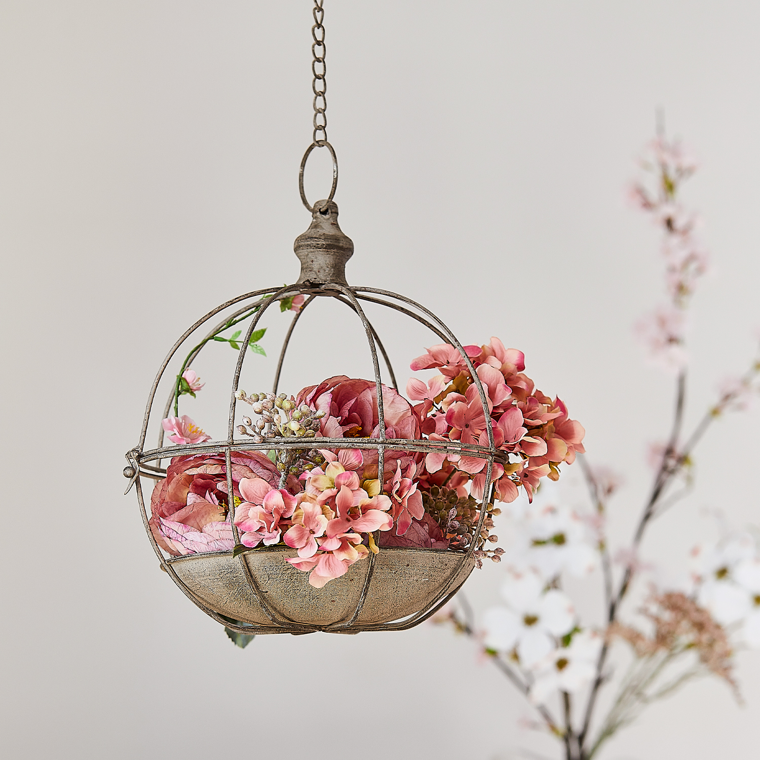 Décoration suspendue en métal en forme de cage avec fleurs roses, ornement intérieur