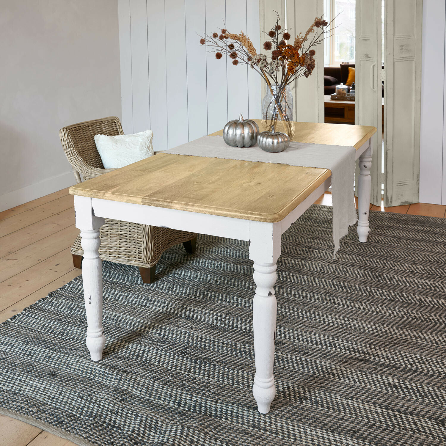 Table Mont Lisan Table en bois avec pieds blancs et plateau naturel, décorée de citrouilles argentées et fleurs séchées