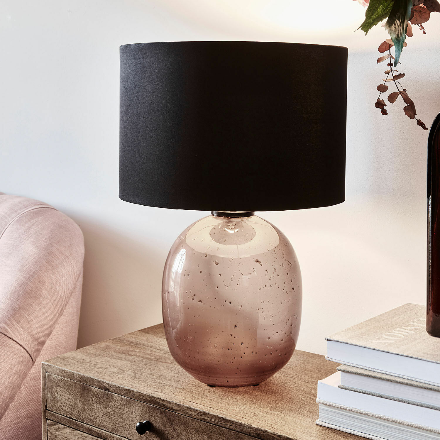 Lampe à poser Humpton Lampe de table en verre transparent brun avec abat-jour noir posée sur une table en bois