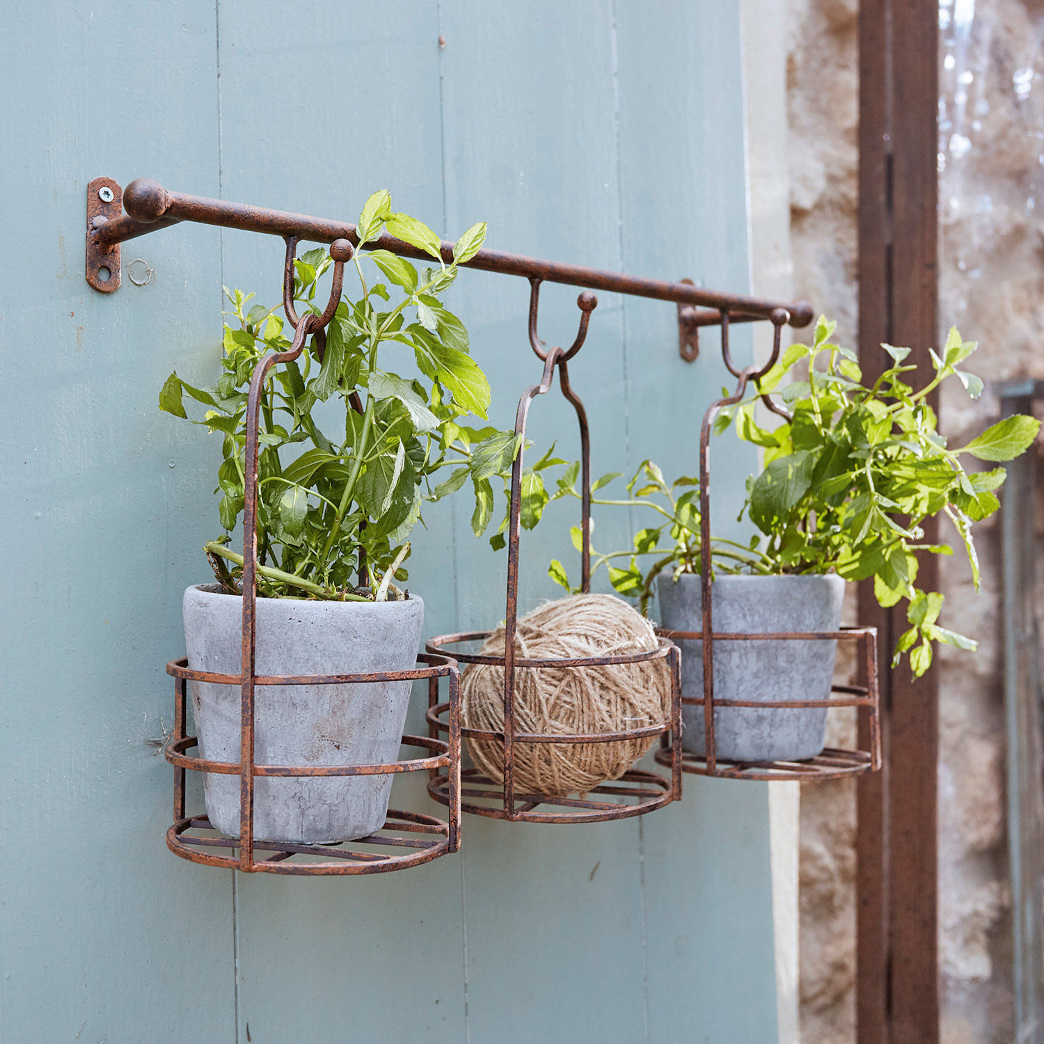 Étagère murale et paniers à plantes Hemente Porte-manteau mural en métal rouillé avec trois paniers pour pots et corde pour jardin