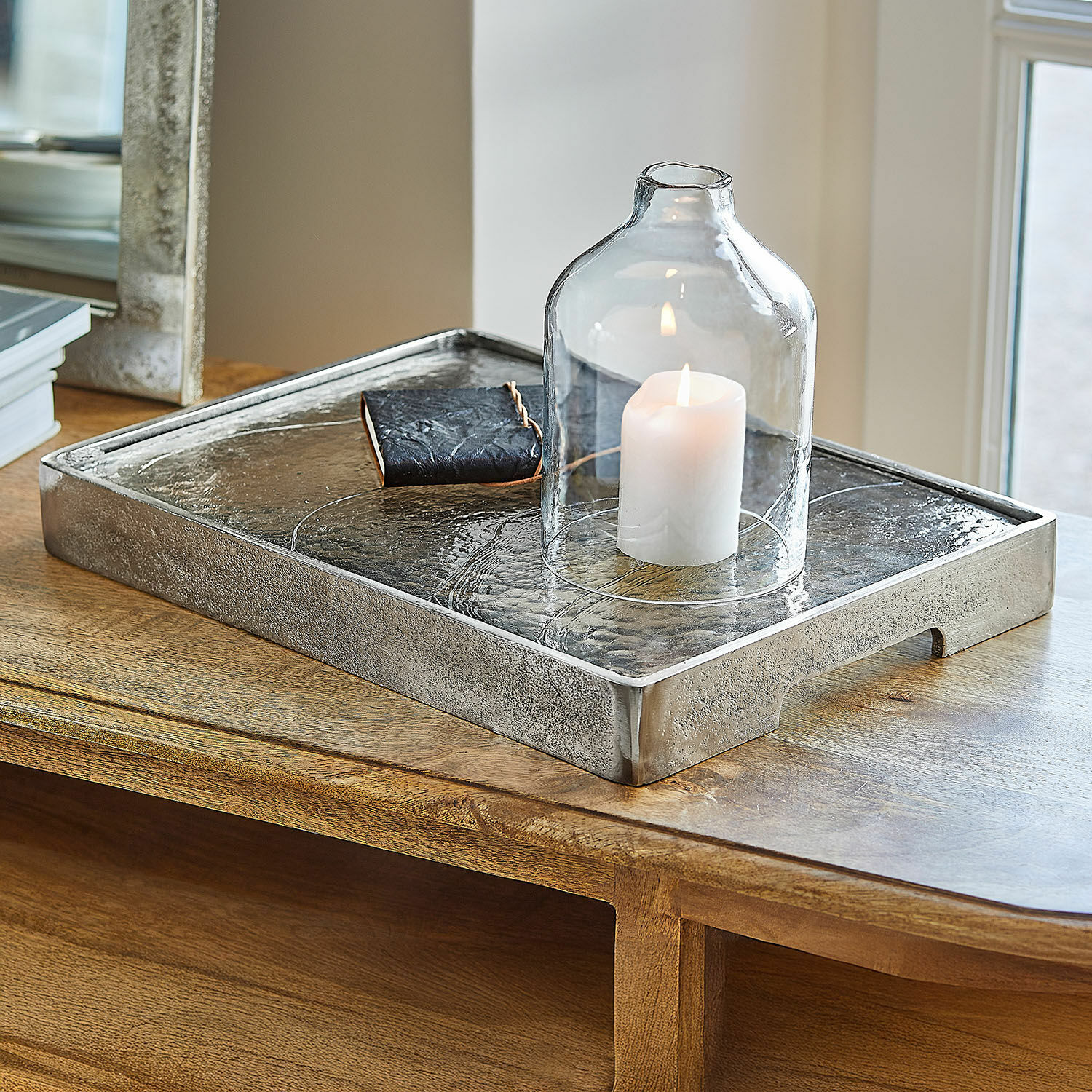 Plateau Yvelissel Plateau décoratif en métal argenté avec cloche en verre transparent et bougie blanche sur table en bois
