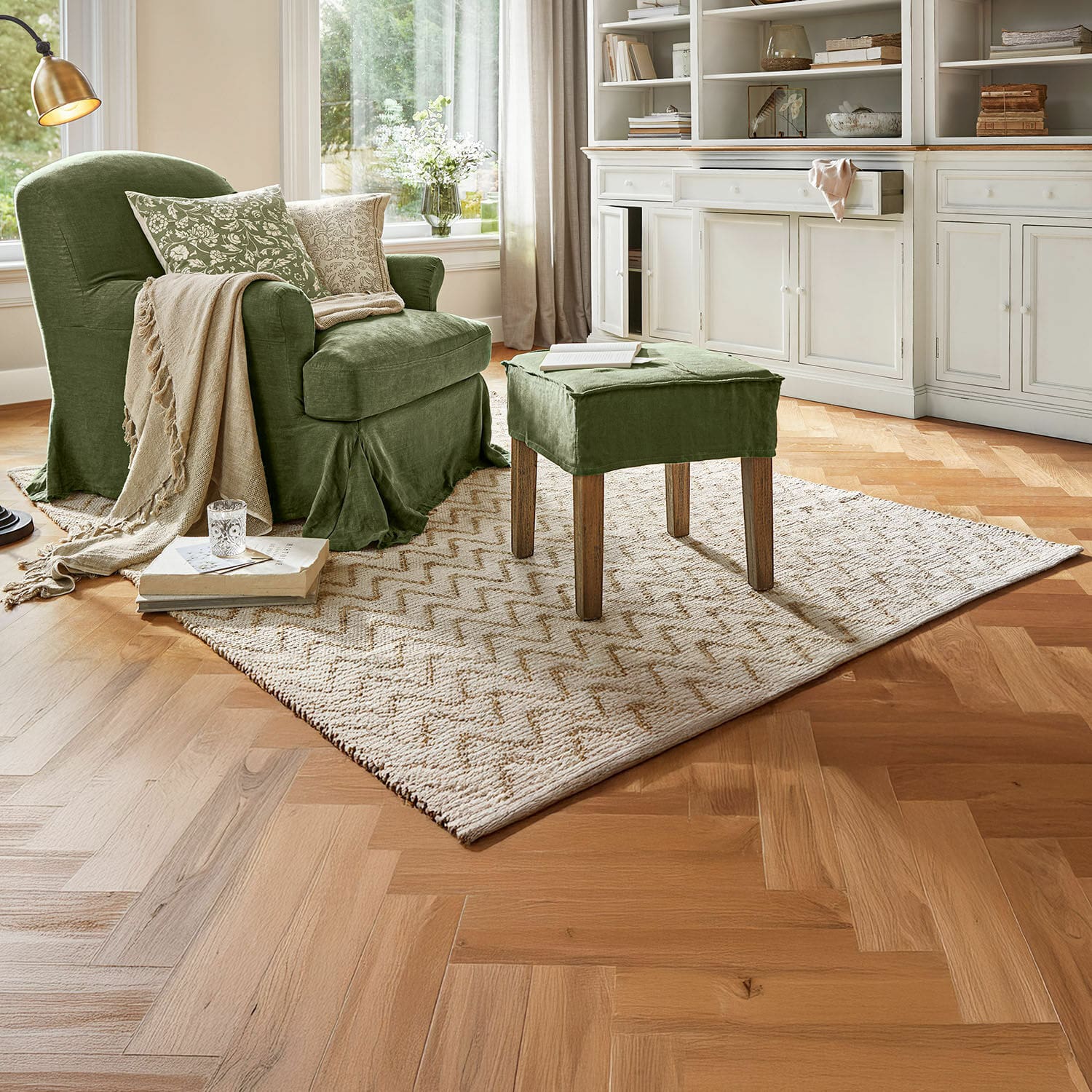 Tapis réversible Vendeline Fauteuil vert en tissu avec repose-pieds assorti dans un salon chaleureux avec tapis et parquet