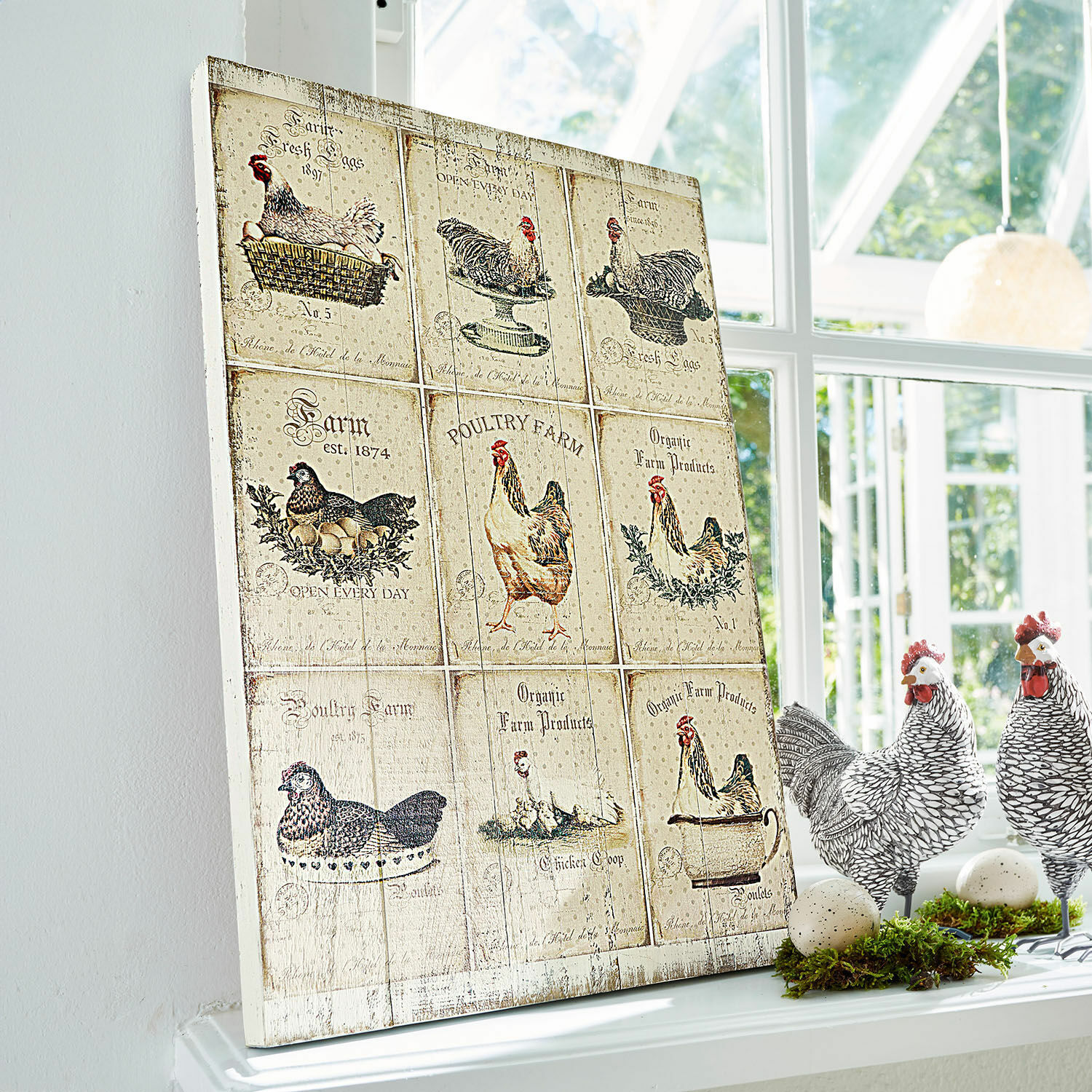 Panneau décoratif Montesse Tableau en bois décoratif avec motifs de poules et œufs vintage posé sur un rebord de fenêtre