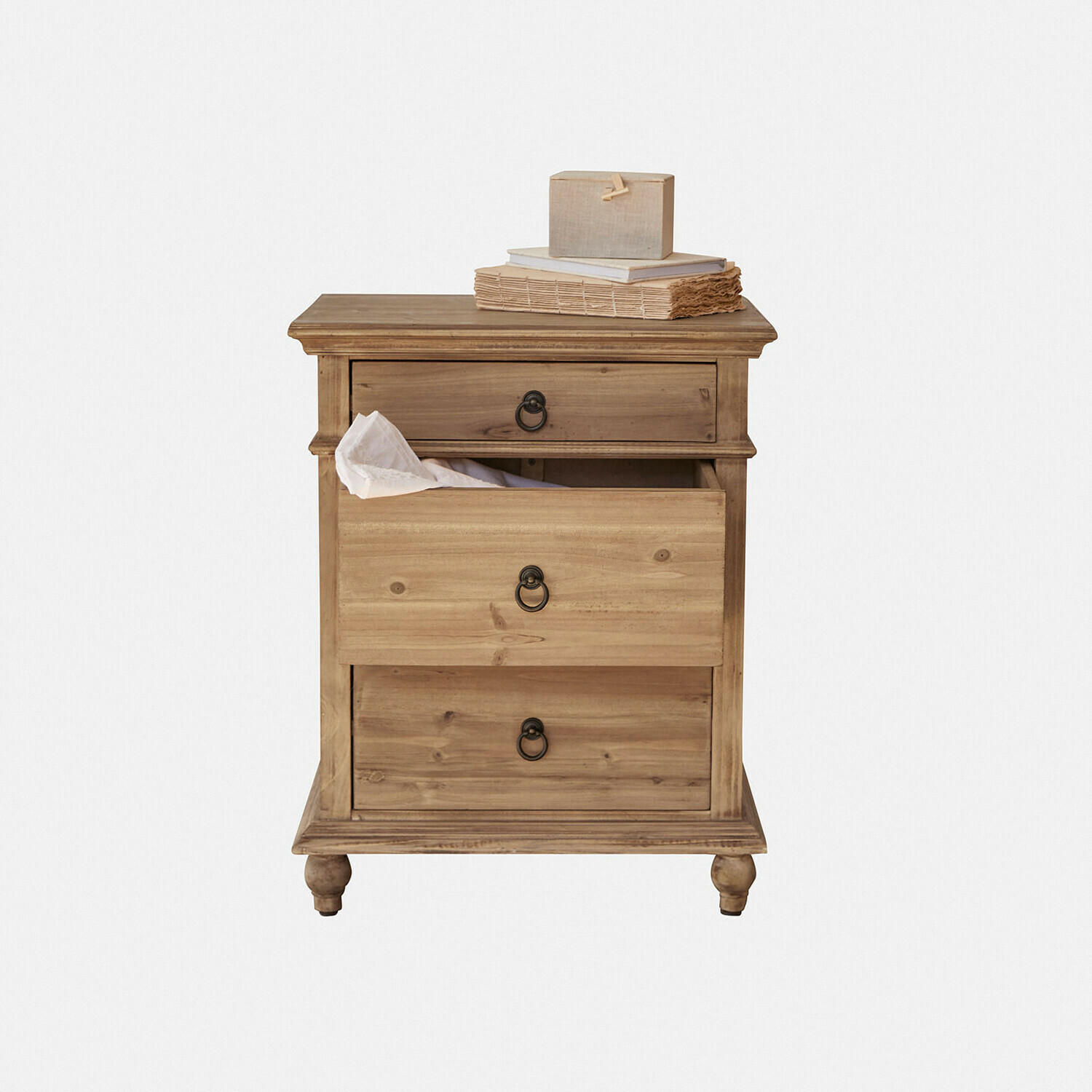 Table de chevet Yewbridge Table de chevet en bois naturel avec trois tiroirs et poignées en métal pour rangement pratique