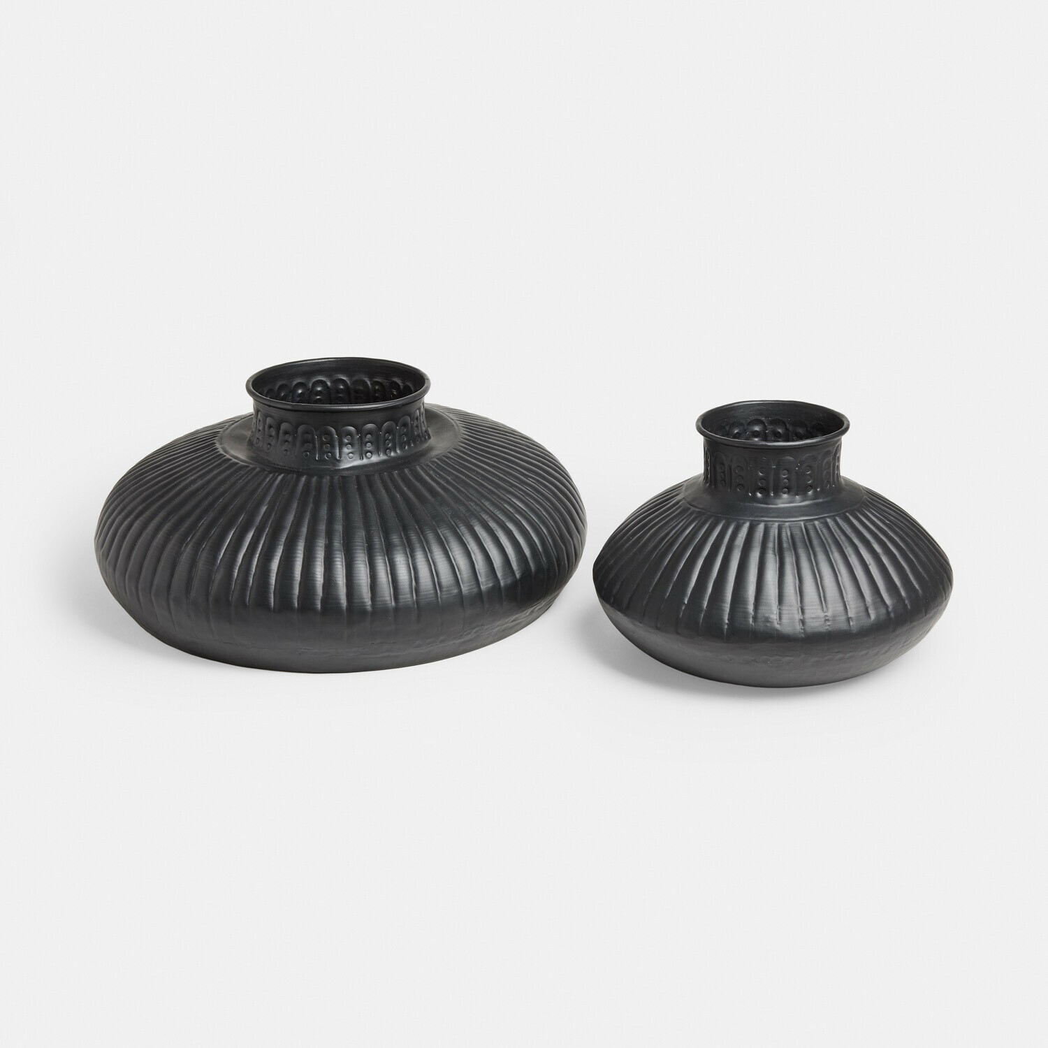 Lot de 2 vases Myrkja Ensemble de deux vases en métal noir avec surface rainurée et motif décoratif élégant