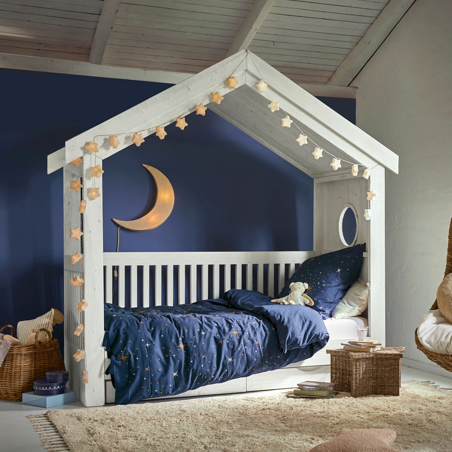 Lit de maison Birchwell Lit enfant en bois blanc en forme de maison avec literie bleue étoilée et lampe lune décorative