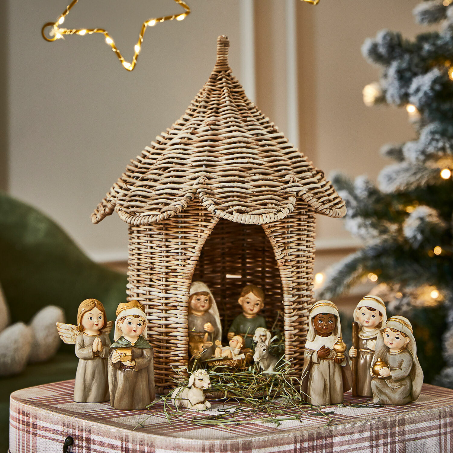 Crèche Dottimo Crèche de Noël avec figurines en résine et étable en osier pour décoration festive traditionnelle