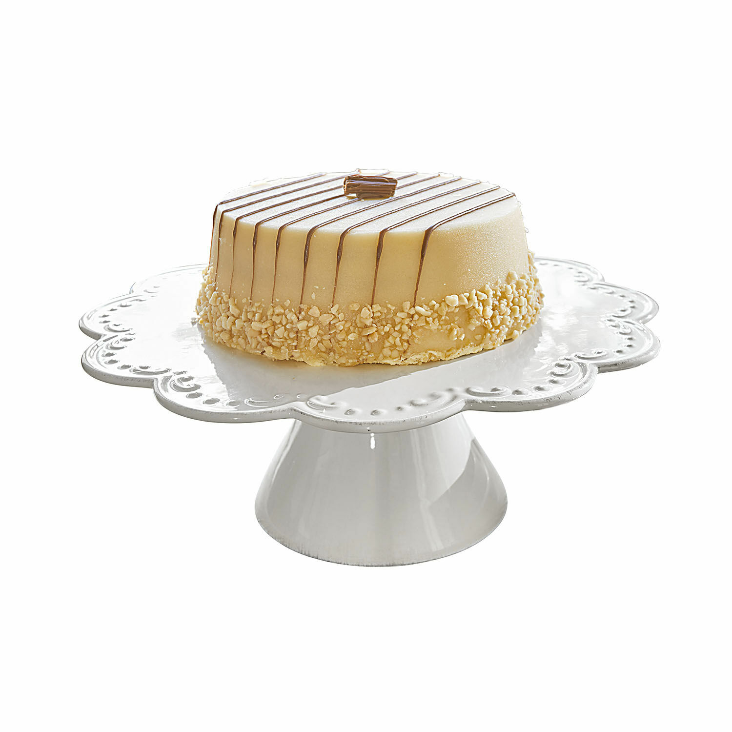 Plat à gâteau Fontienne Gâteau sur un présentoir en céramique blanche avec glaçage crème et éclats de noix, dessert élégant