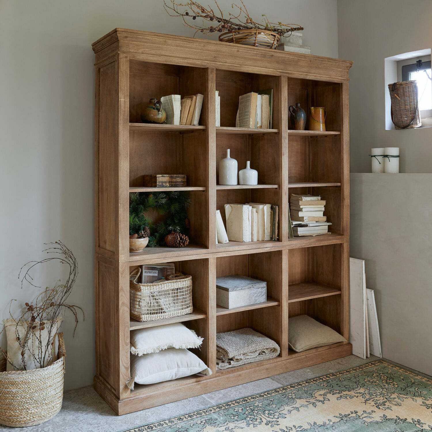 Étagère Alamoni Grande étagère en bois naturel avec compartiments, idéale pour ranger livres et objets décoratifs dans un intérieur chaleureux