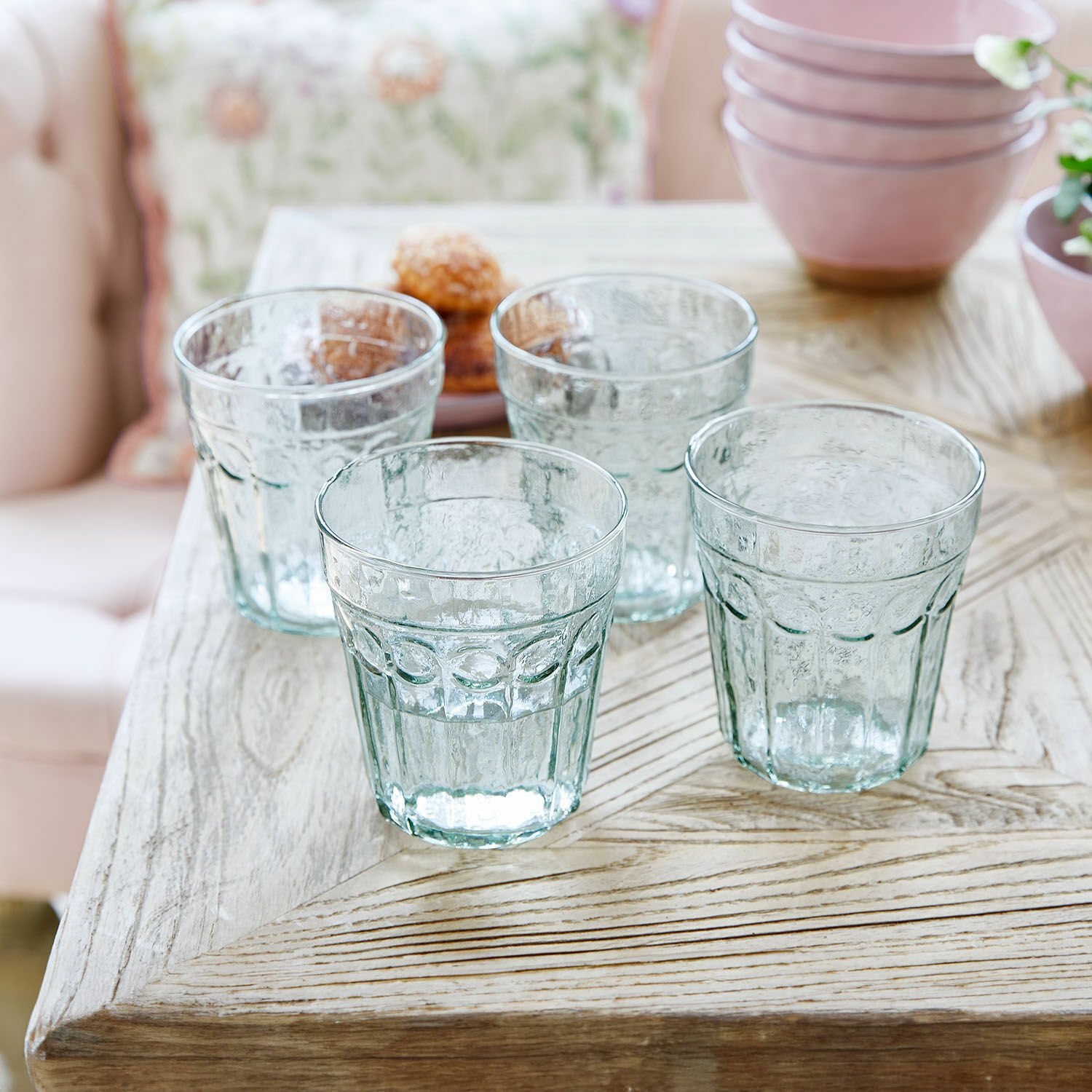 Lot de 4 verres Alizande Ensemble de quatre verres transparents texturés sur une table en bois pour boissons