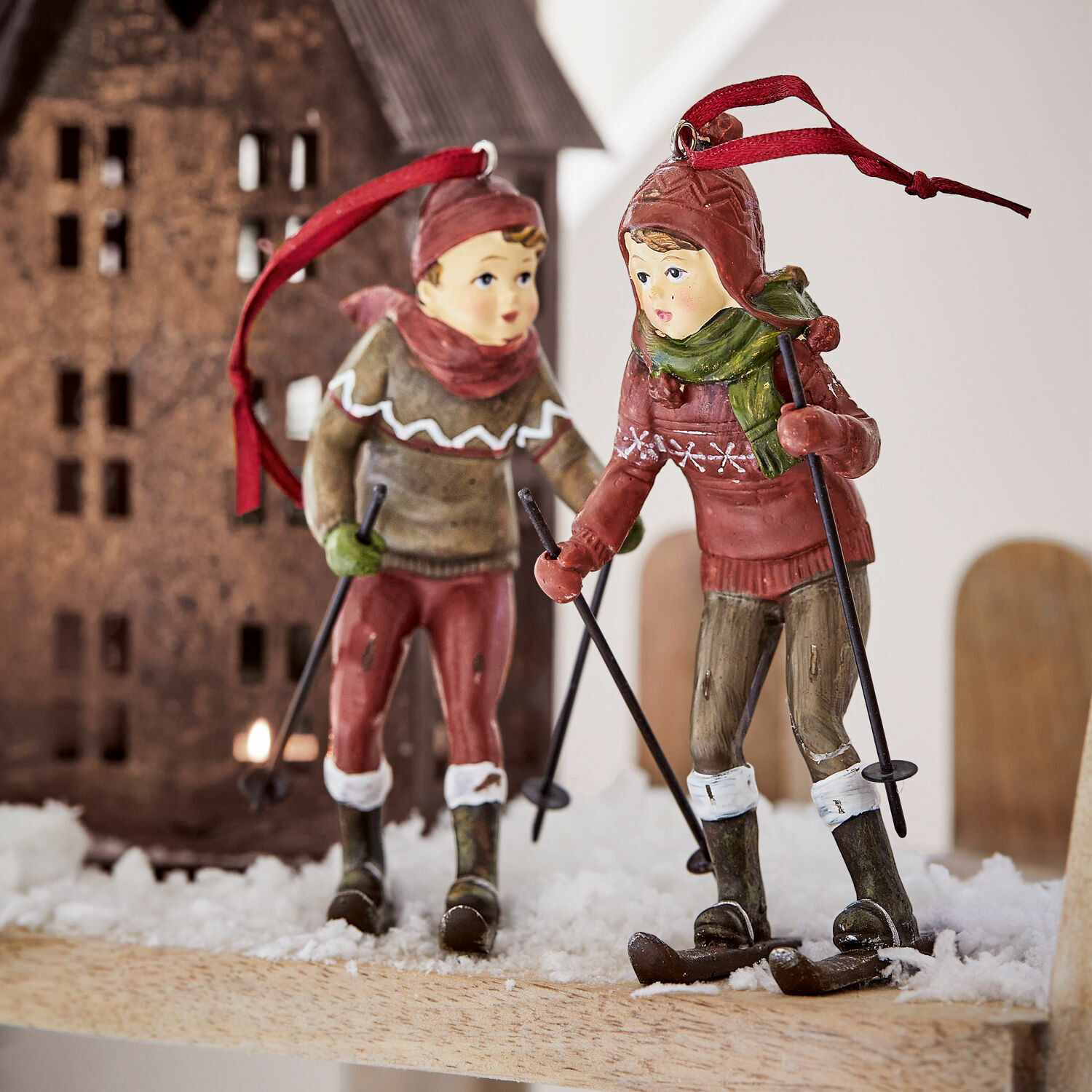 Lot de 2 figurines Gulbin Deux décorations de skieurs en résine avec vêtements rouges et verts sur neige artificielle