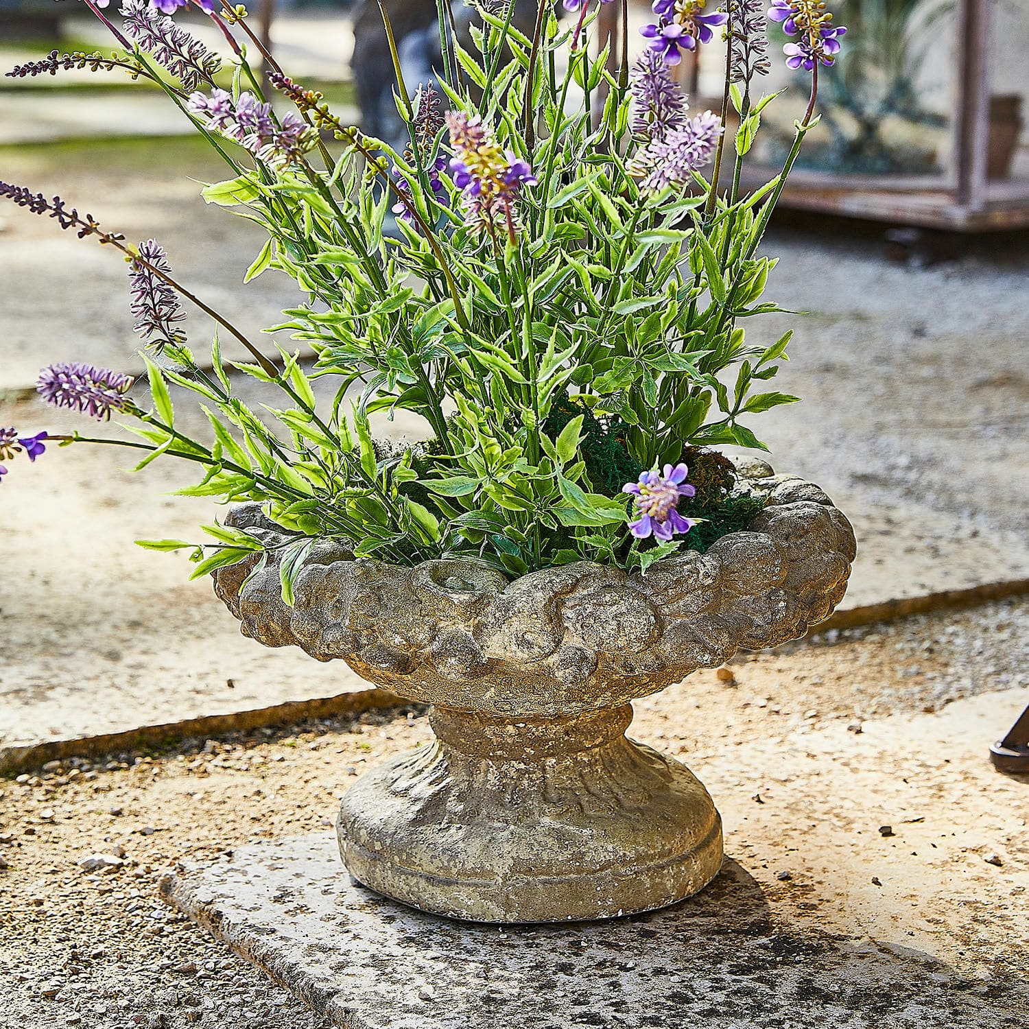 Amphore Bellivon Jardinière en pierre rustique avec fleurs vertes et violettes, décoration extérieure de jardin
