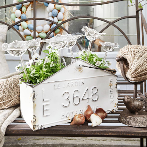 Jardinière en métal blanc avec numéro 3648 et décorations d'oiseaux transparents, décoration de jardin