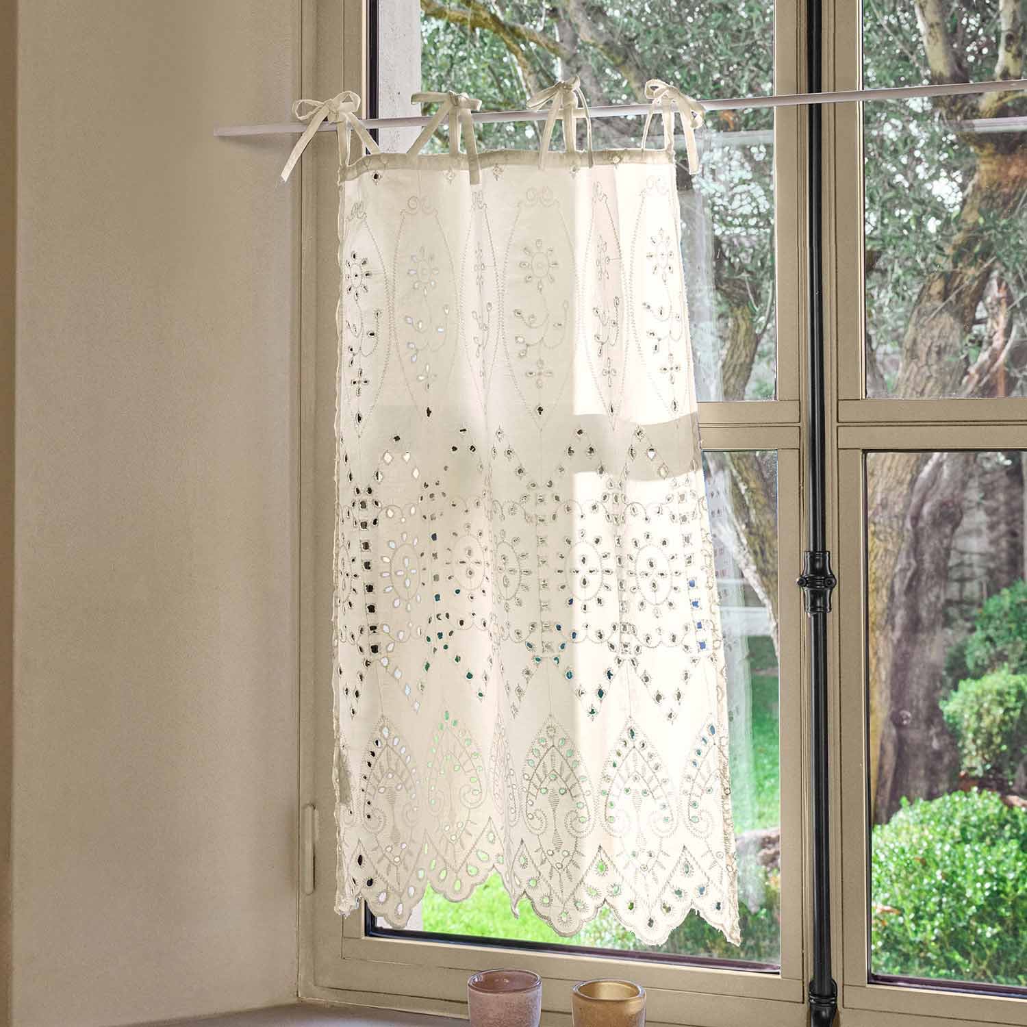 Rideau blanc brodé avec motif ajouré, décoration de fenêtre élégante pour salon ou cuisine