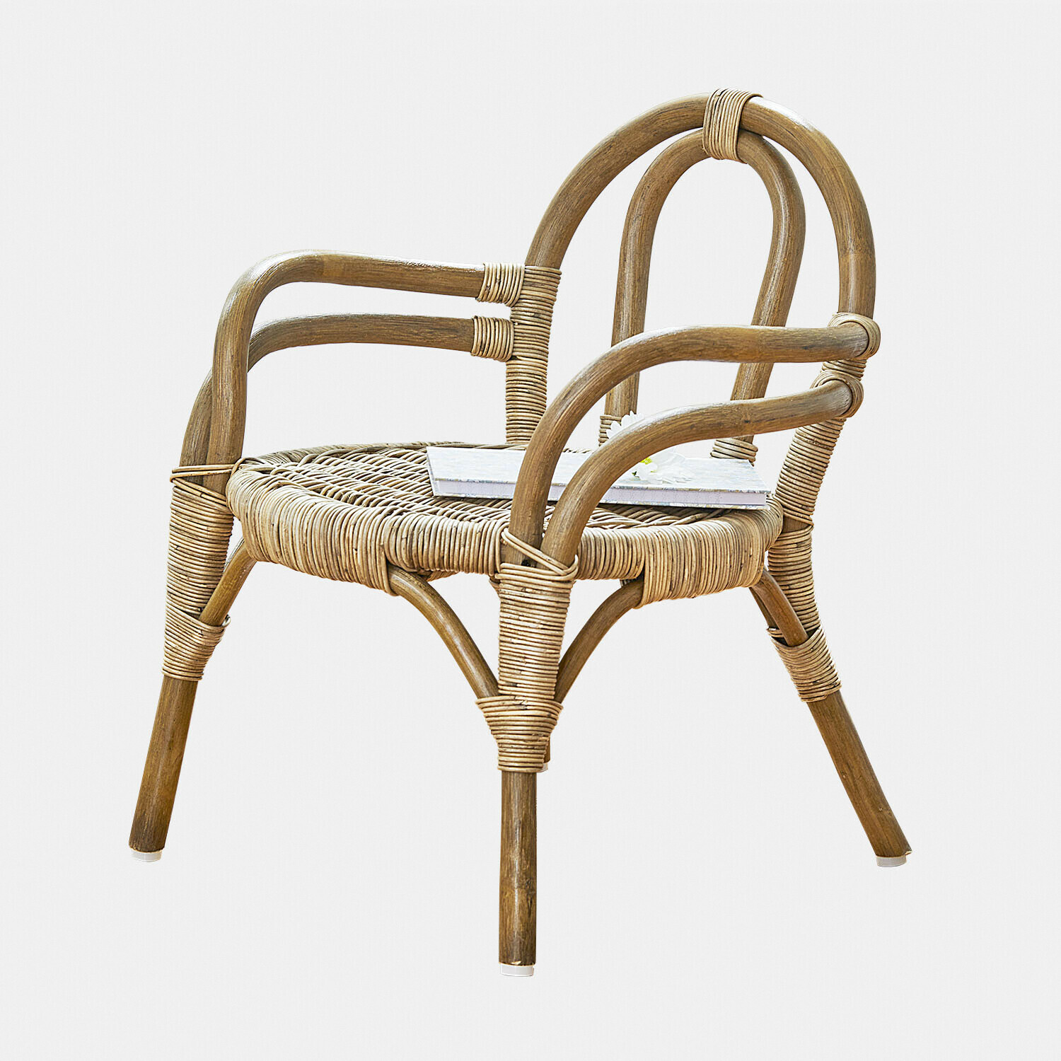 Chaise enfant Tinytreasure Chaise enfant en rotin naturel avec dossier et accoudoirs, meuble léger pour chambre d'enfant
