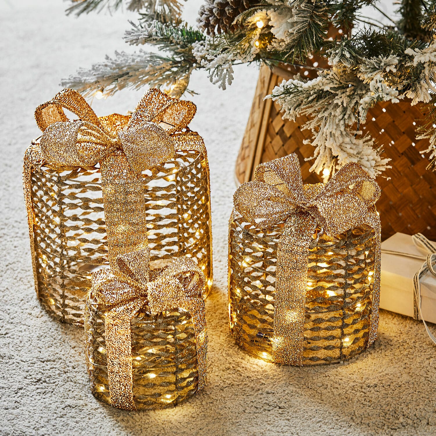 Lot de 3 cadeaux à LED Lorivane Ensemble de trois décorations cadeaux dorées en maille avec lumières LED pour décoration de Noël