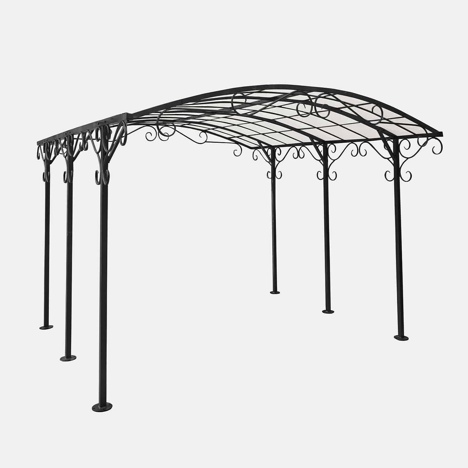 Pergola en métal noir avec décorations en volutes et toit arrondi, parfaite pour jardin ou terrasse