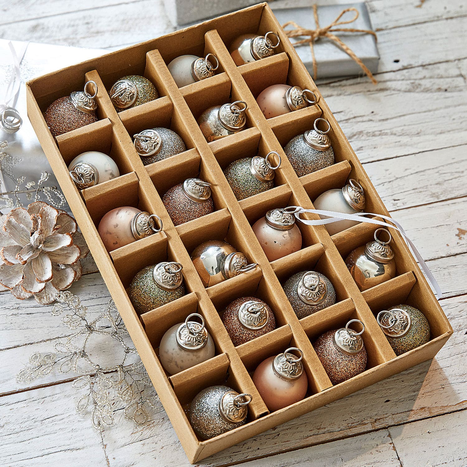 Lot de 24 boules de Noël Cesinali Lot de 24 boules de Noël en verre multicolores dans boîte, décorations de fête pour sapin de Noël