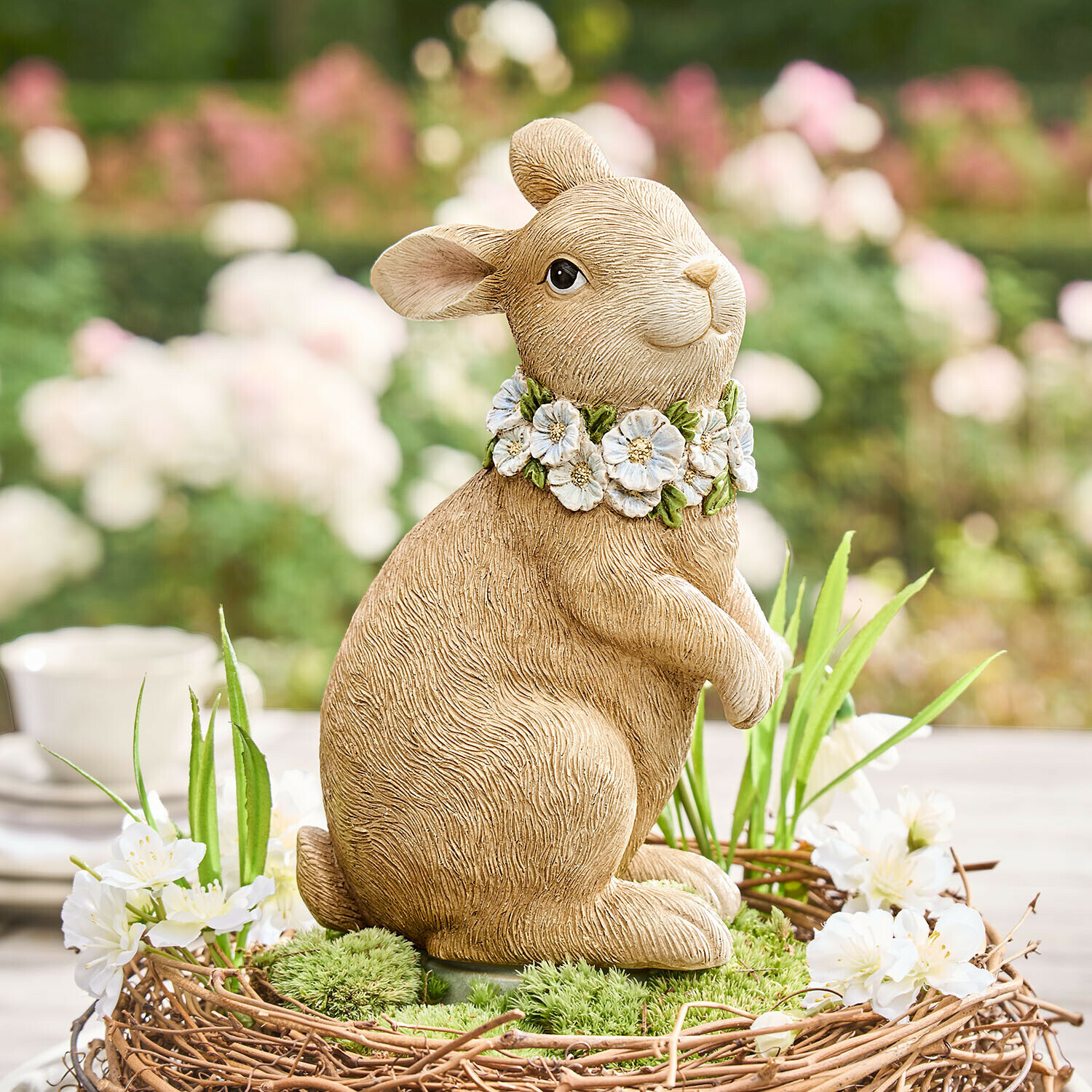 Lapin décoratif Ashfordale Figurine de lapin beige en résine avec couronne de fleurs, décoration printanière pour jardin ou intérieur