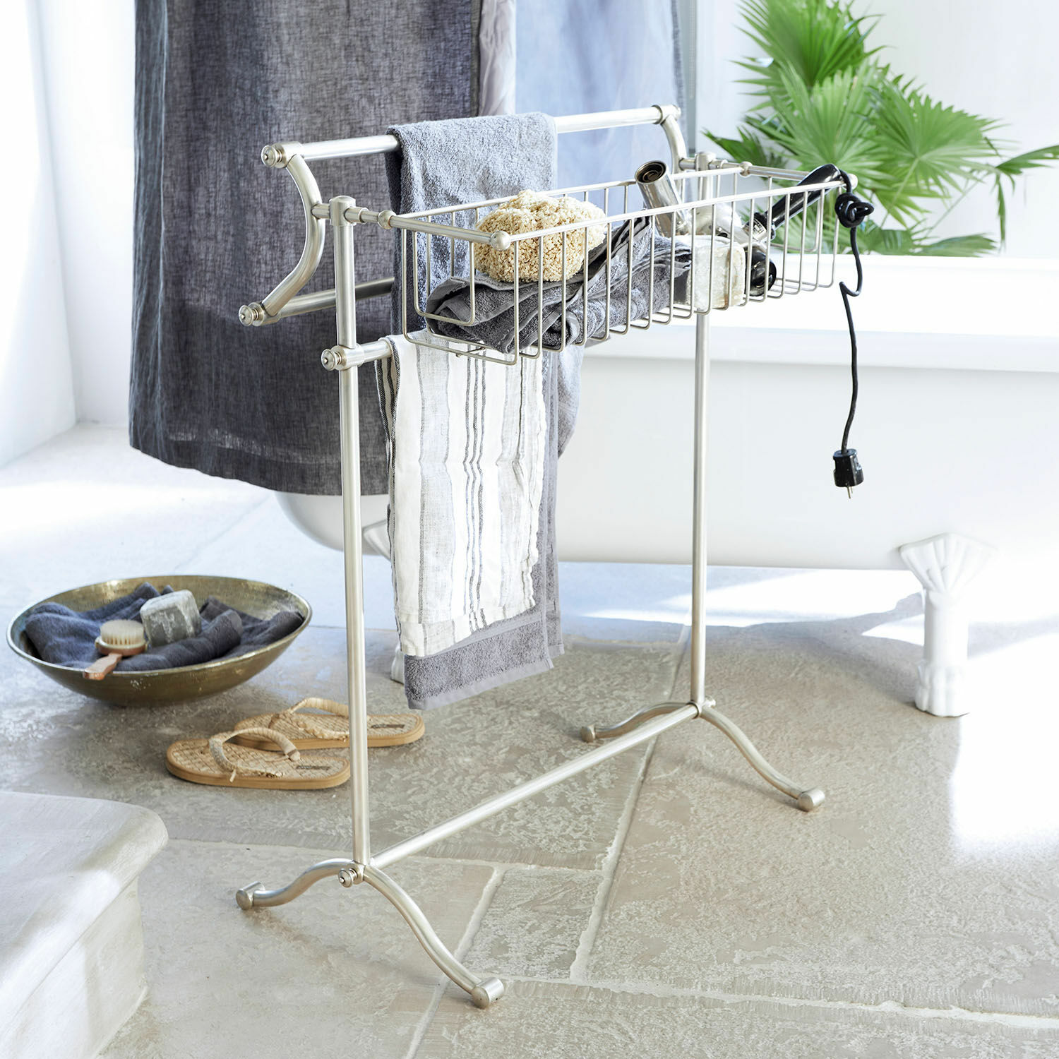 Porte-serviettes Addington Porte-serviettes en acier inoxydable avec panier et serviettes dans une salle de bain lumineuse