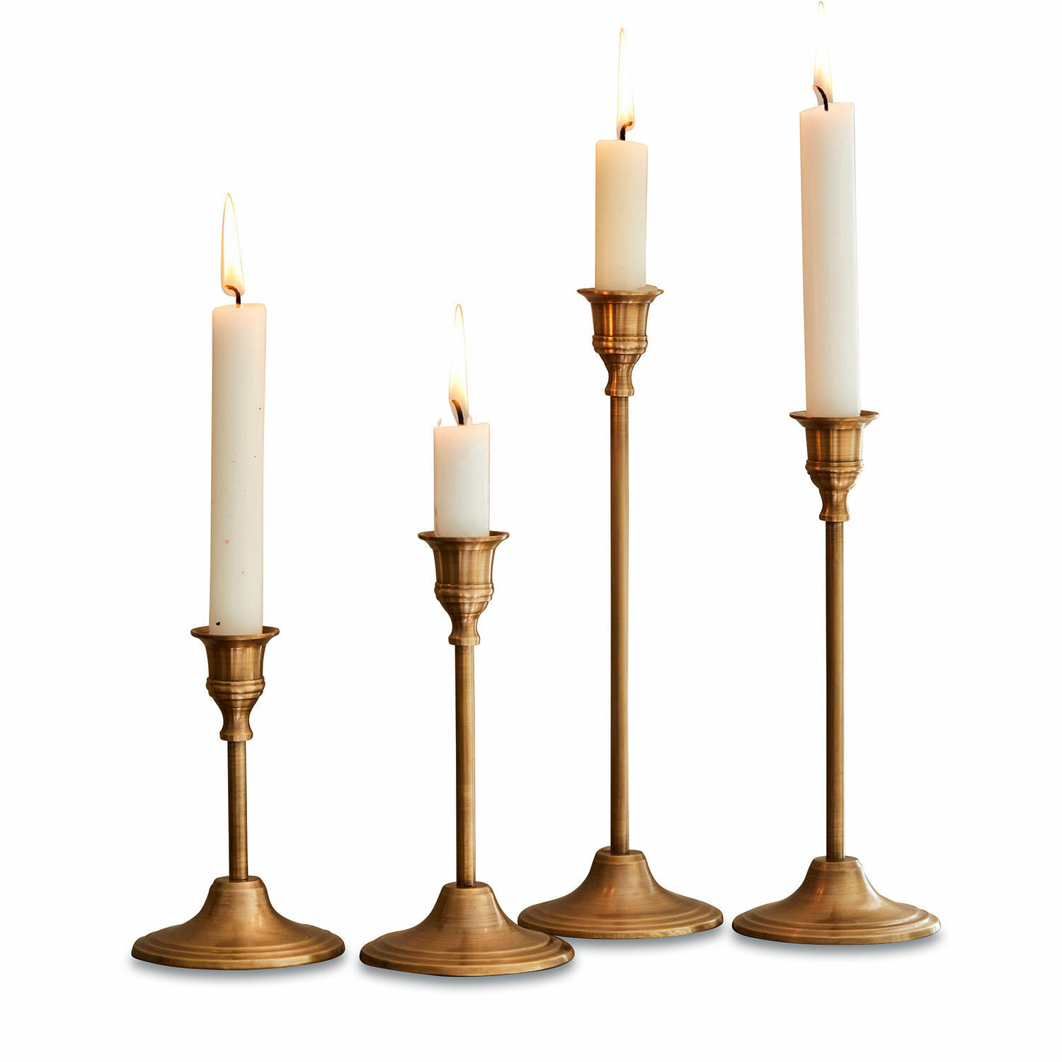Lot de 4 bougeoirs Namoris Ensemble de quatre chandeliers en laiton avec bougies blanches de différentes hauteurs, décoration élégante