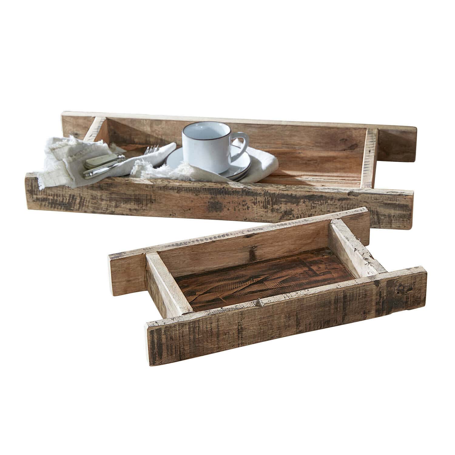 Lot de 2 plateaux Brisalda Plateaux en bois rustique couleur naturelle avec tasse et couverts sur fond blanc