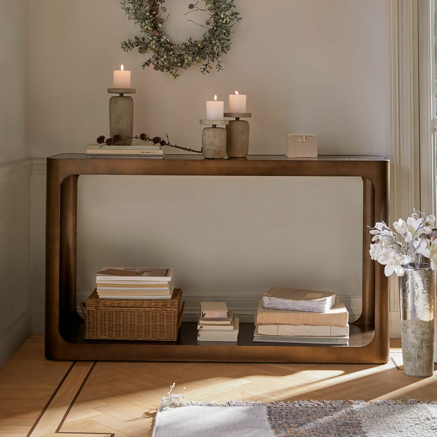 Console Bexington Console en métal brun avec étagère, décorée de bougies et livres, meuble moderne pour salon