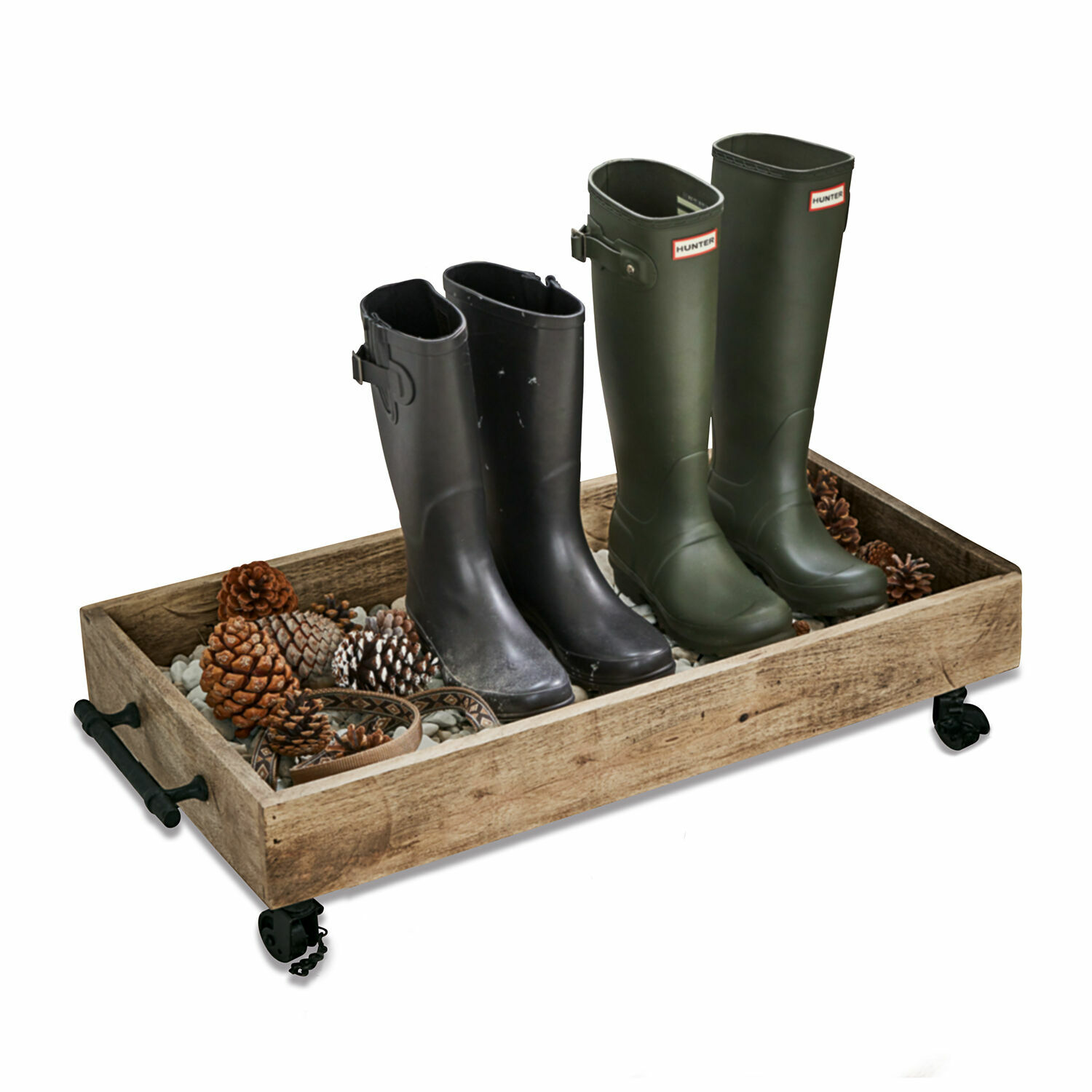 Rangement à chaussures Taylors Island Plateau en bois sur roulettes avec bottes noires et vertes et pommes de pin, rangement pratique pour chaussures