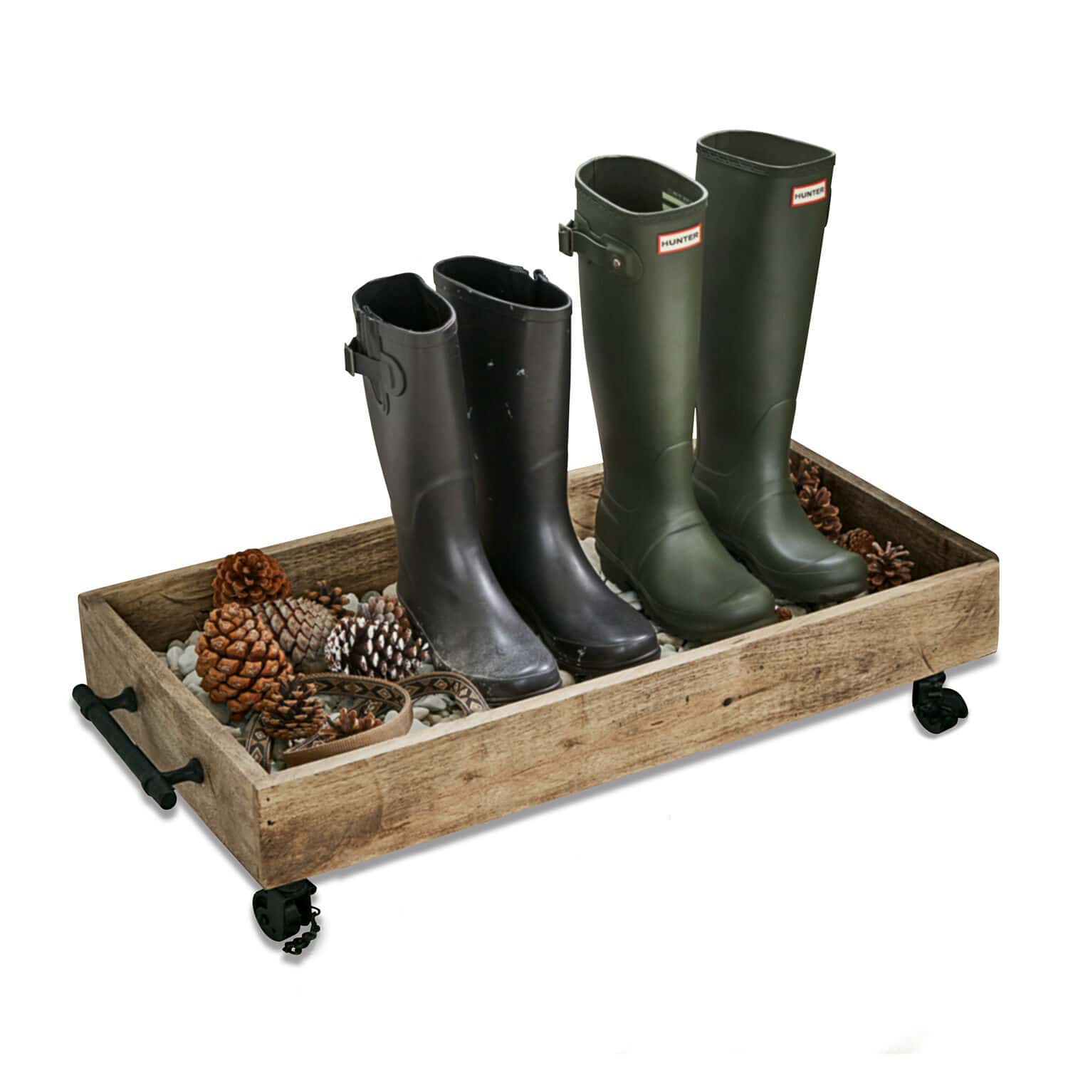 Rangement à chaussures Taylors Island Plateau en bois sur roulettes avec bottes noires et vertes et pommes de pin, rangement pratique pour chaussures