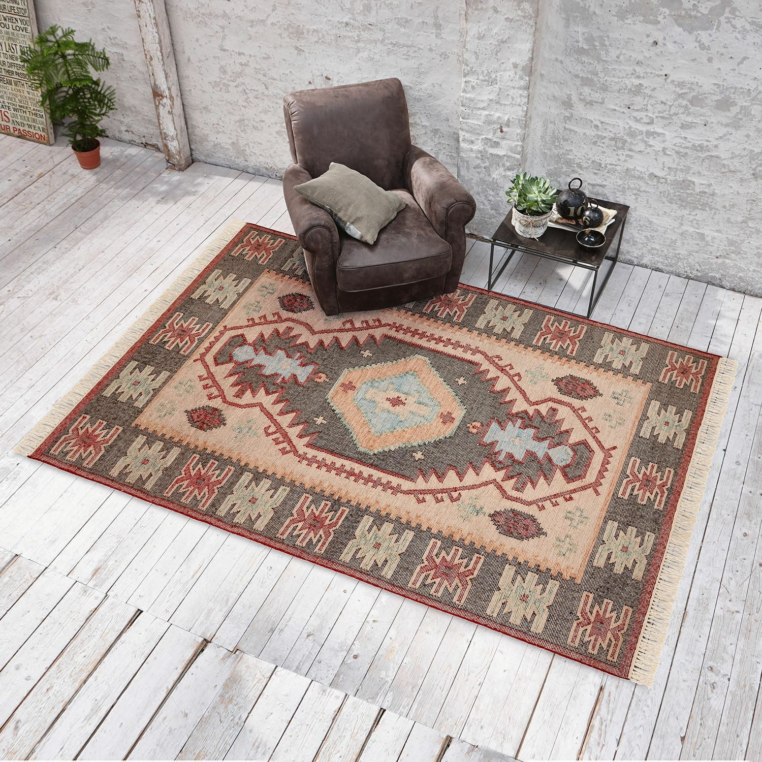 Tapis Frída Tapis à motif géométrique aux tons chauds beige et marron sur un sol clair en bois