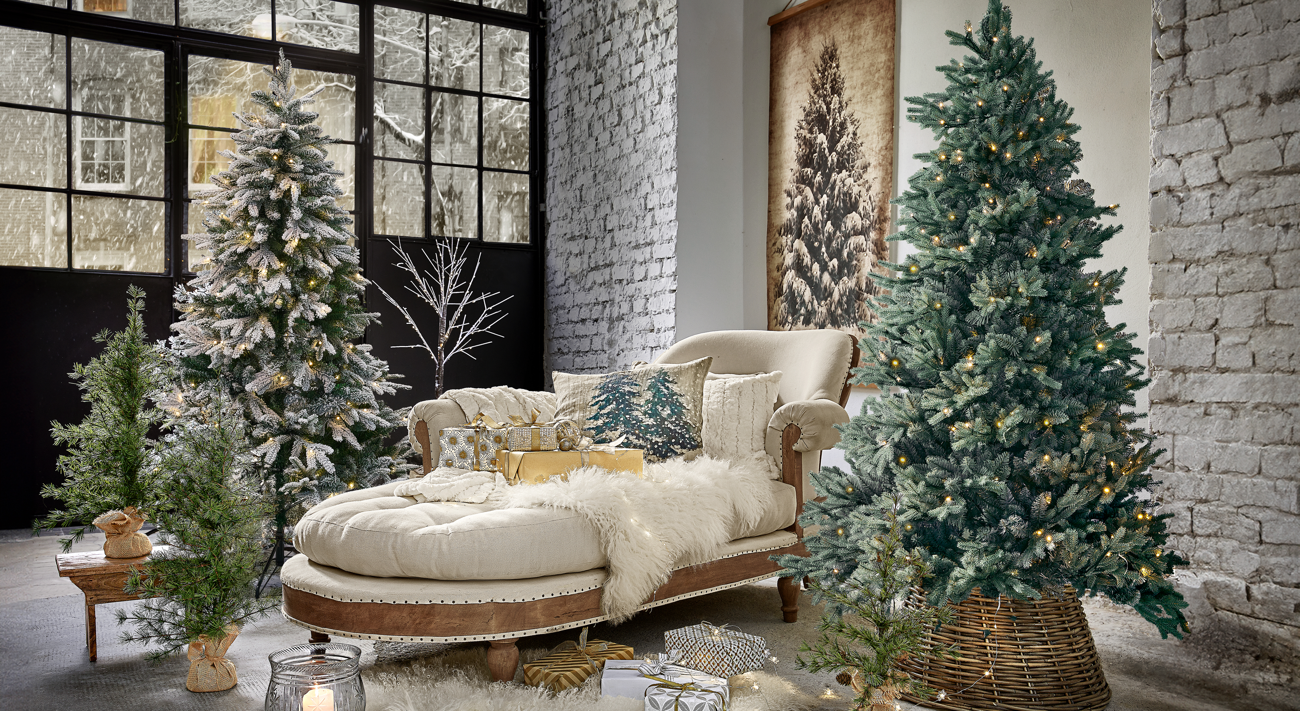 Salon chaleureux avec méridienne beige et sapins artificiels éclairés dans des paniers en osier