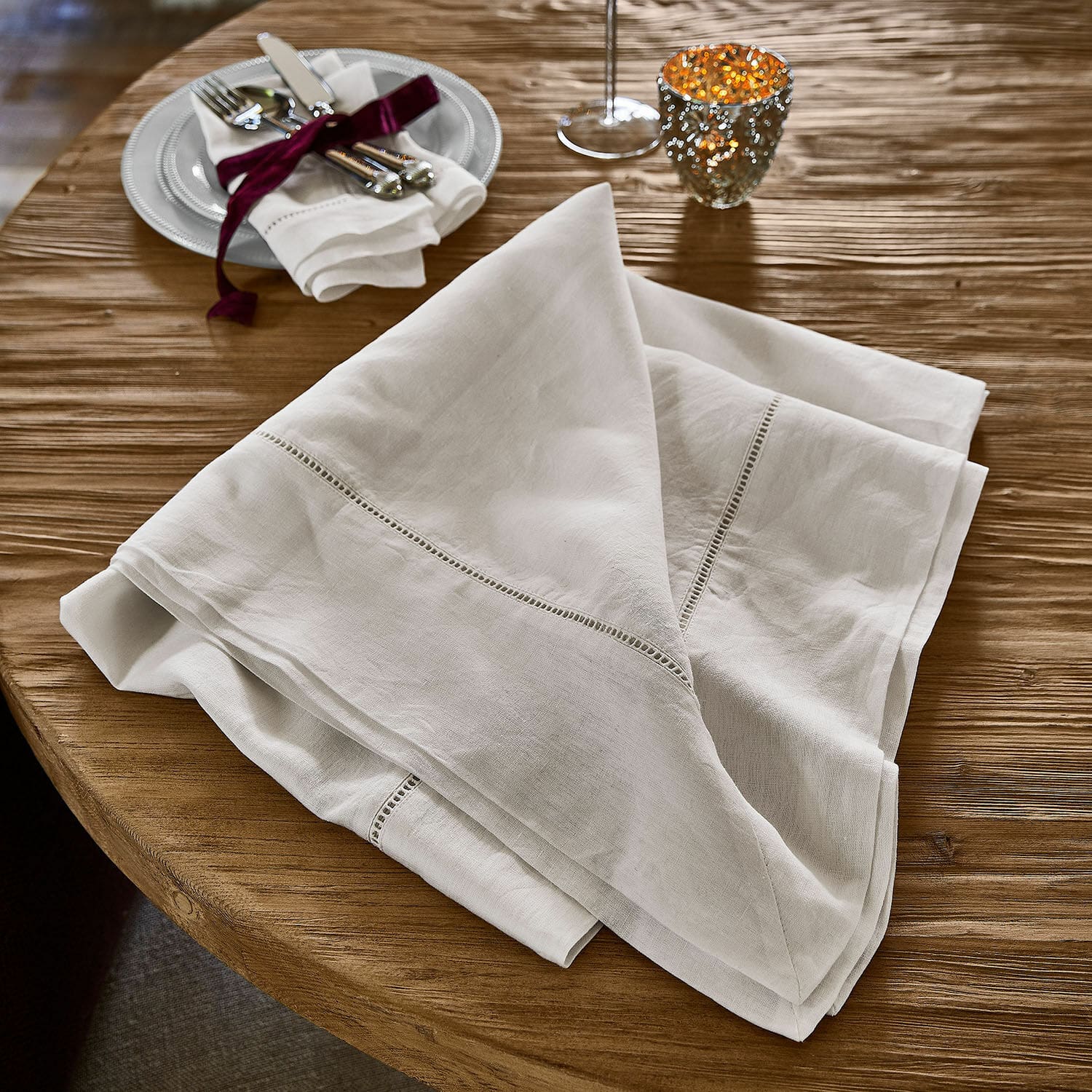 Nappe Covent Garden Nappe en lin blanc avec broderie fine sur table en bois, décoration de table élégante