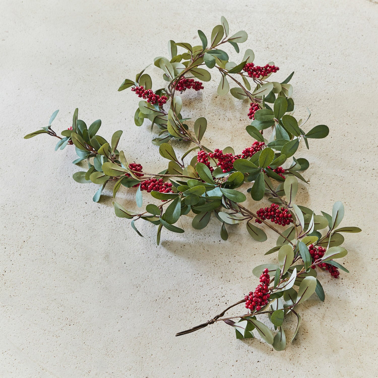Guirlande Lenius Guirlande décorative avec feuilles vertes et baies rouges sur fond clair, décoration festive