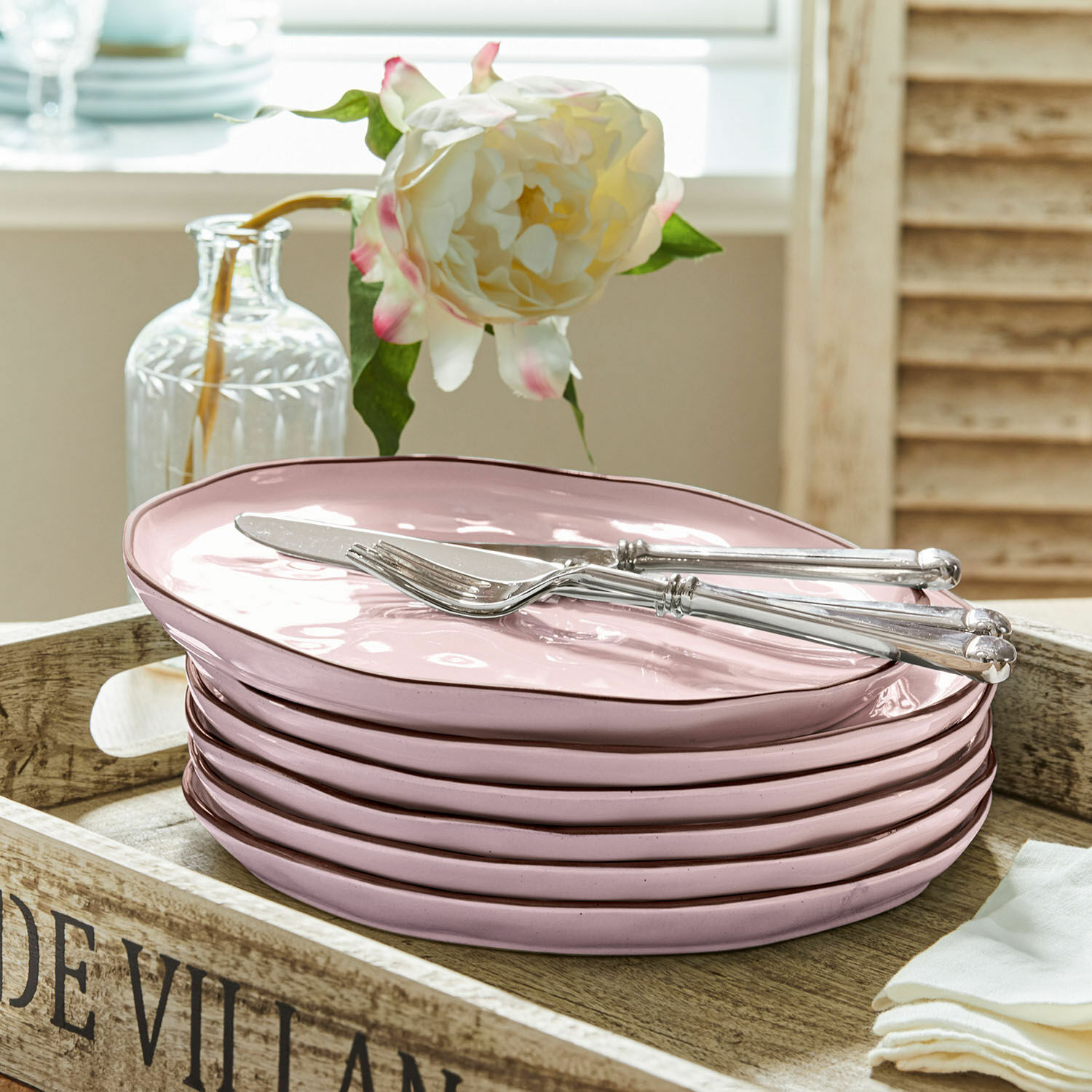 Lot de 6 assiettes Biarré Ensemble d'assiettes en céramique rose empilées sur un plateau en bois avec couteau et fourchette