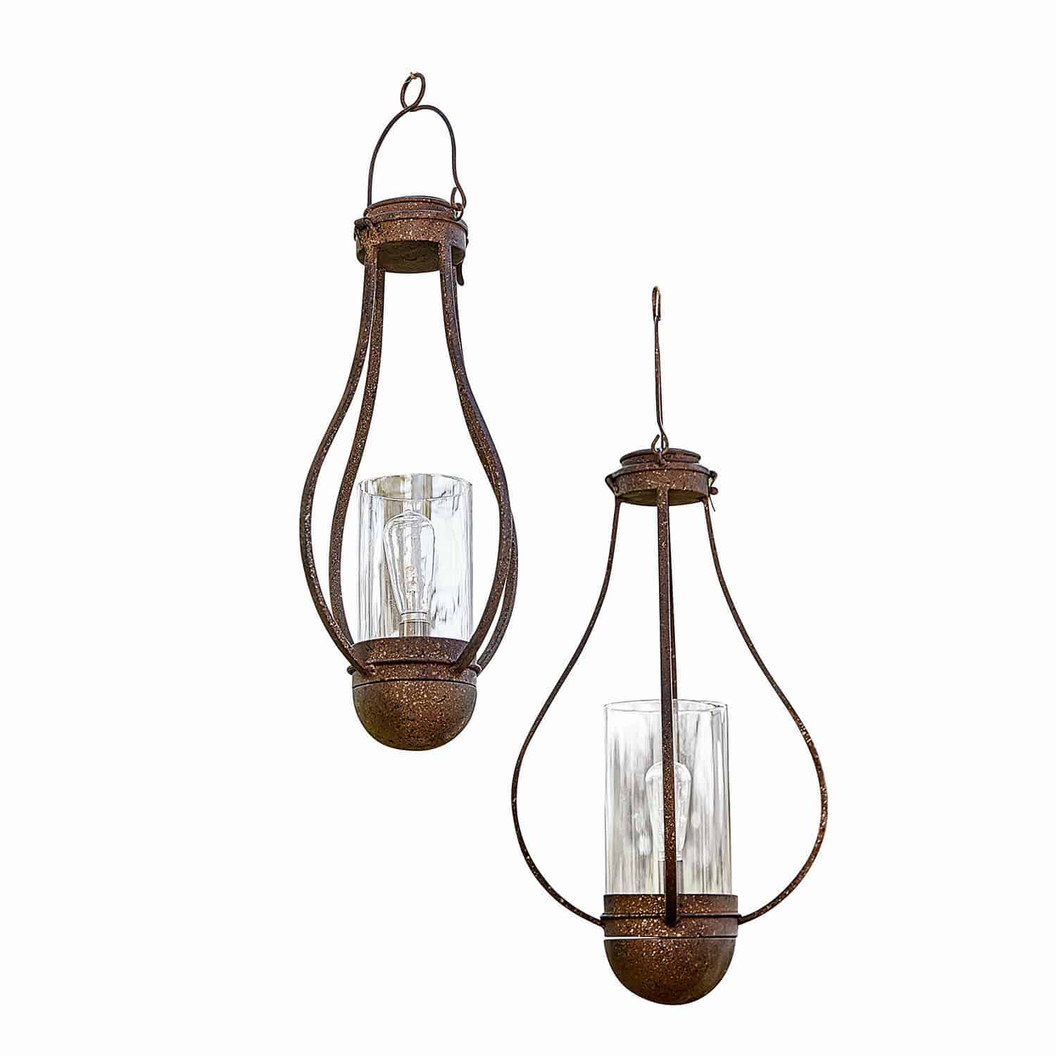 Lot de 2 lanternes solaires à suspendre Marsa Ensemble de deux lanternes suspendues en métal rouillé avec abat-jours en verre et ampoules LED