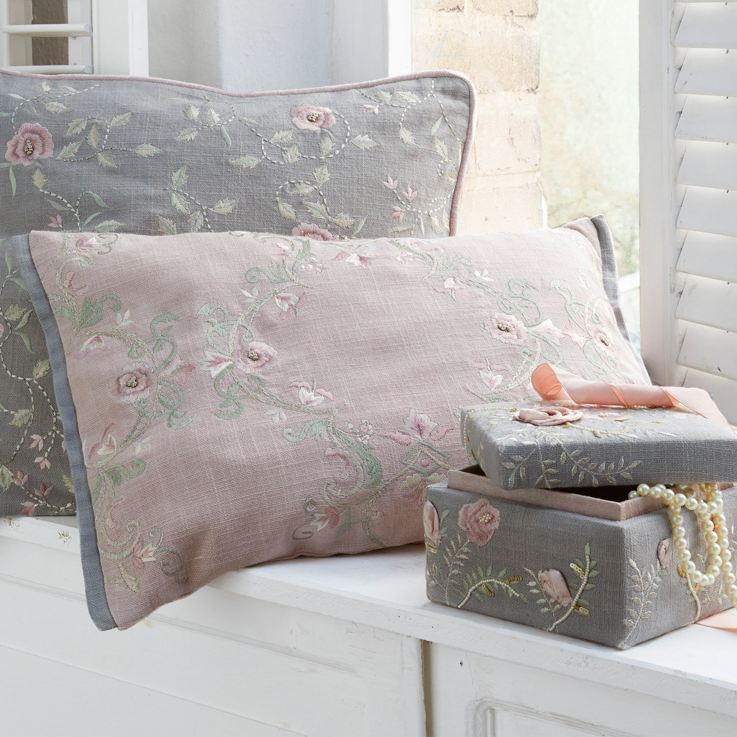 Coussin Lulu Coussins en lin rose et gris brodés de fleurs avec boîte à bijoux grise brodée