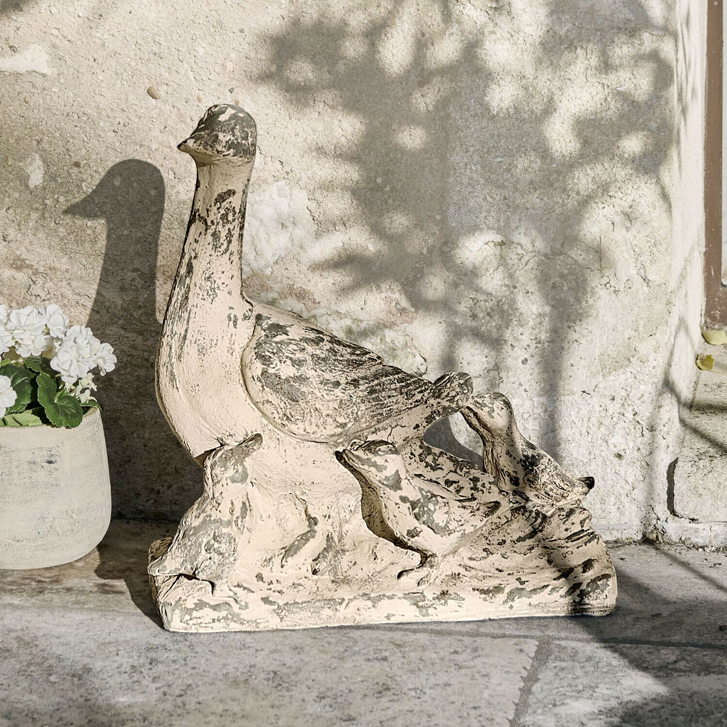 Figurine décorative Méravon Décoration de jardin en pierre représentant une cane avec ses canetons en beige et gris