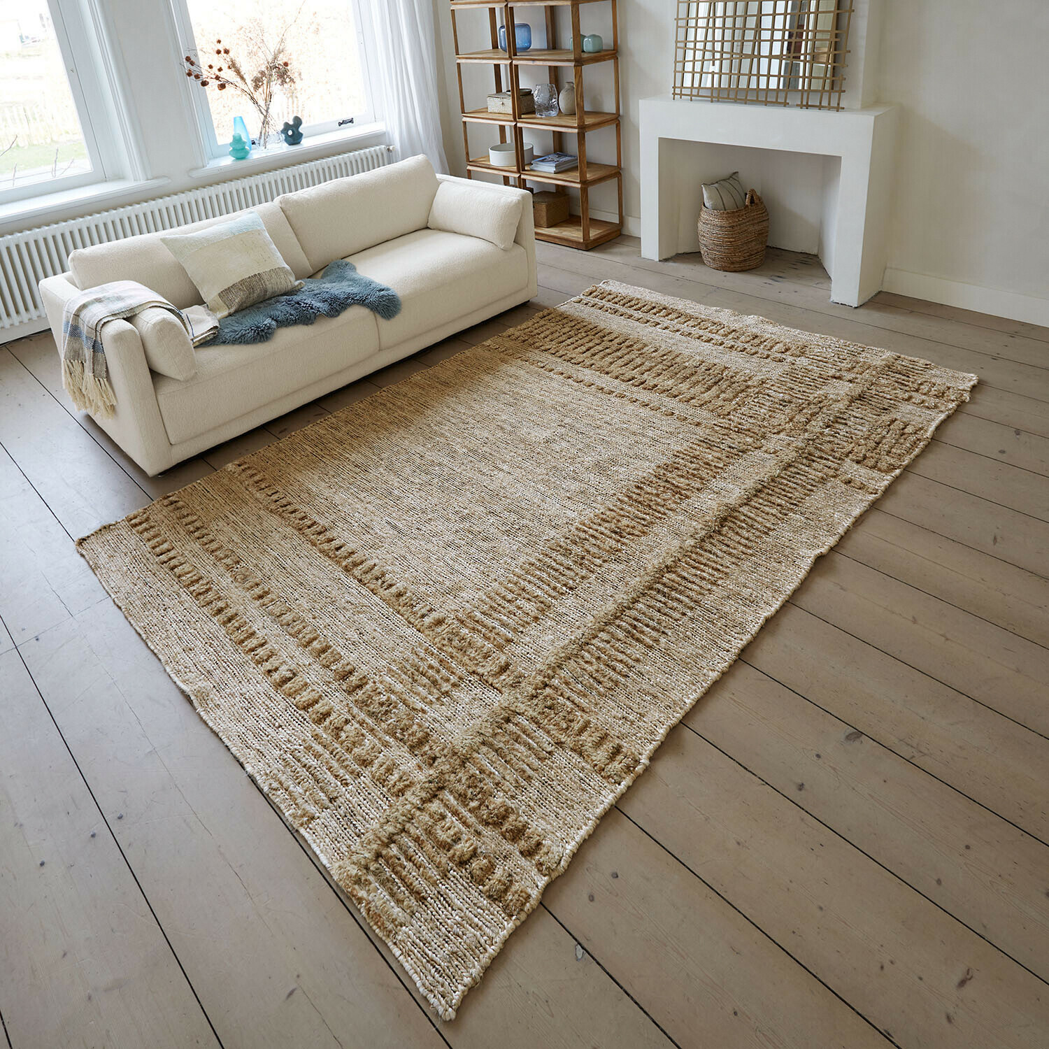 Tapis Lorianza Grand tapis en jute naturelle beige avec motif géométrique dans un salon moderne lumineux
